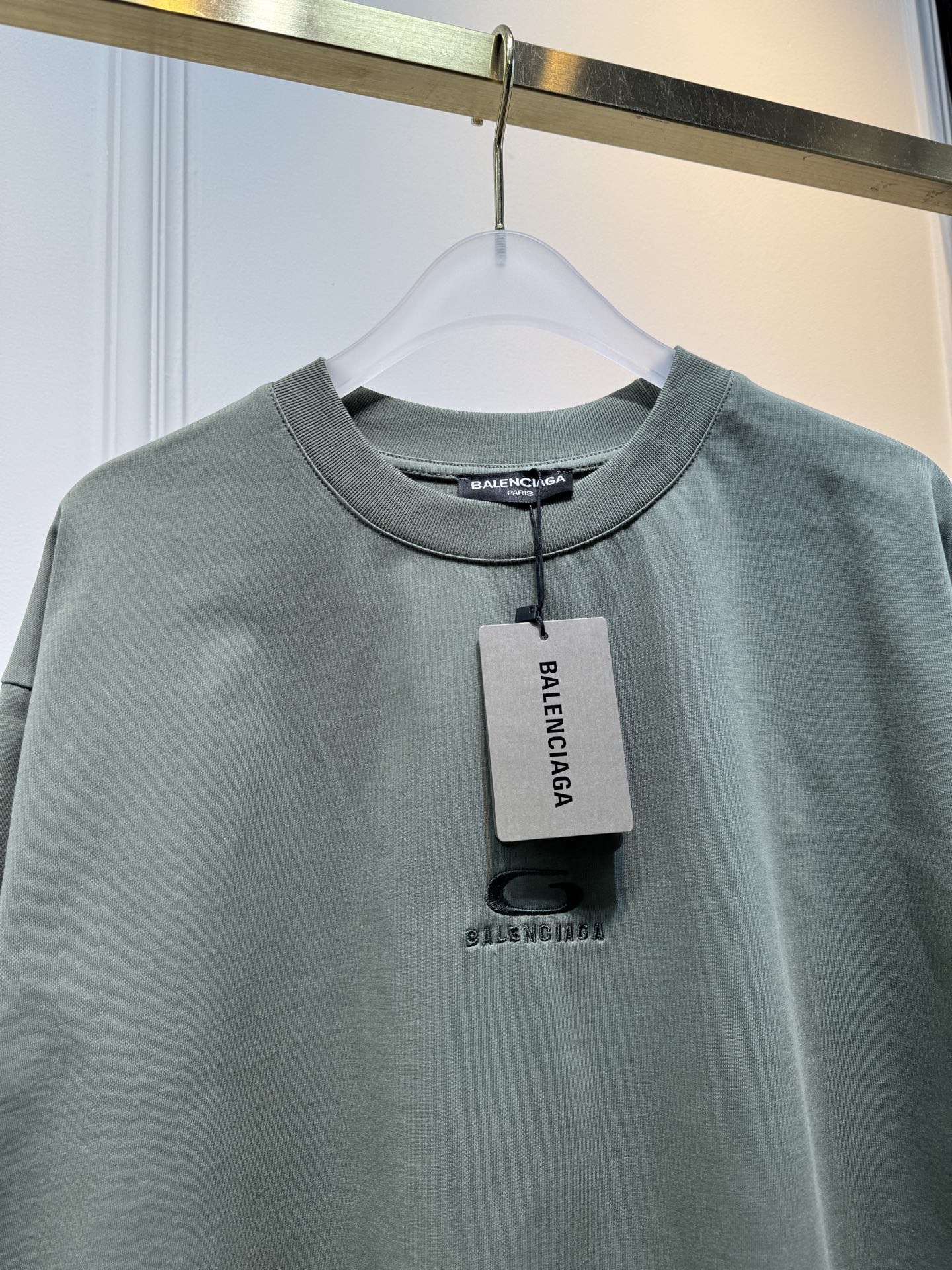 BLCG 宽松版型短袖T恤整体为oversize宽松剪裁，衣长偏长，是巴黎世家标志性的街头风格版型，上身