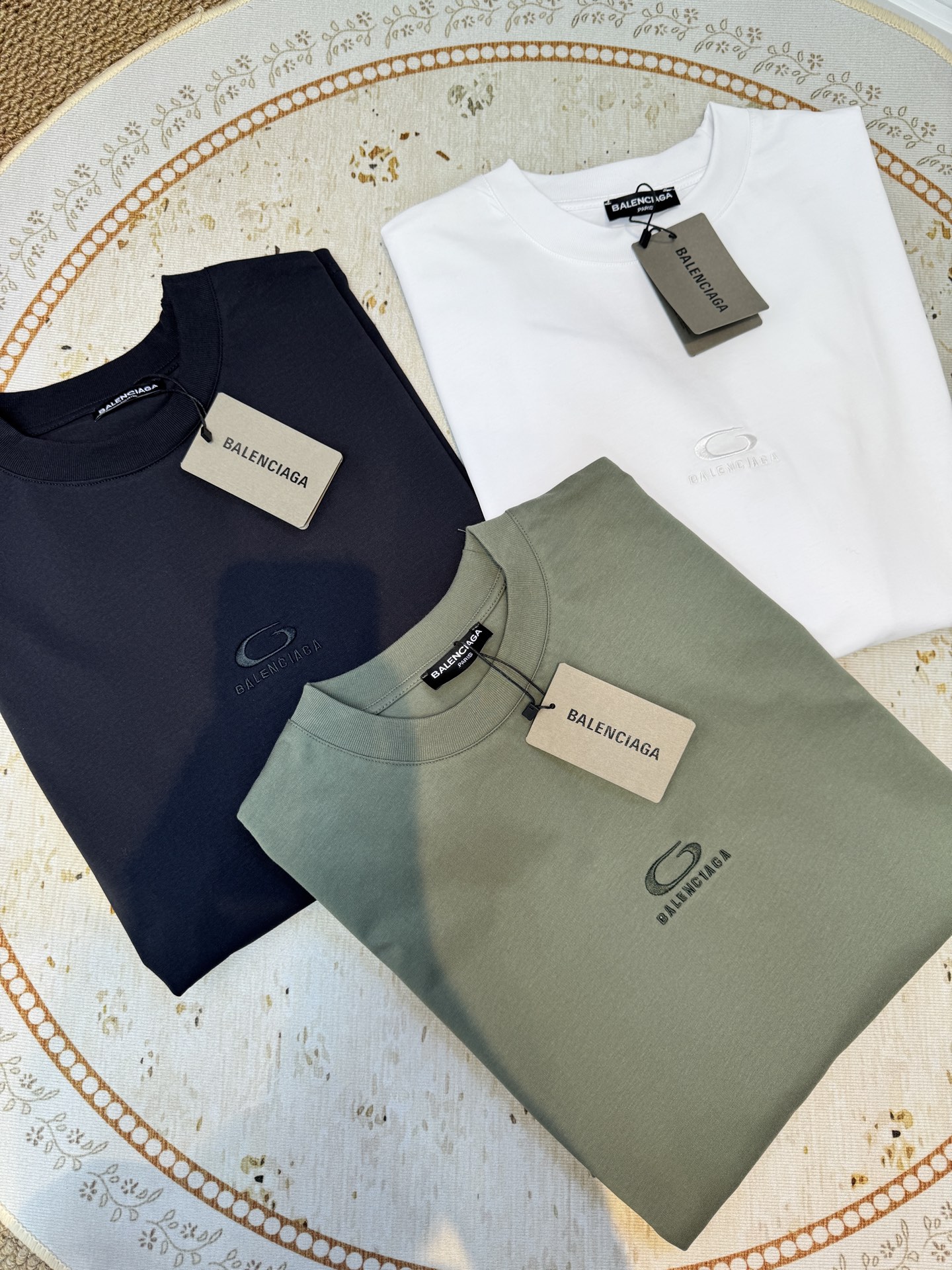 BLCG 宽松版型短袖T恤整体为oversize宽松剪裁，衣长偏长，是巴黎世家标志性的街头风格版型，上身