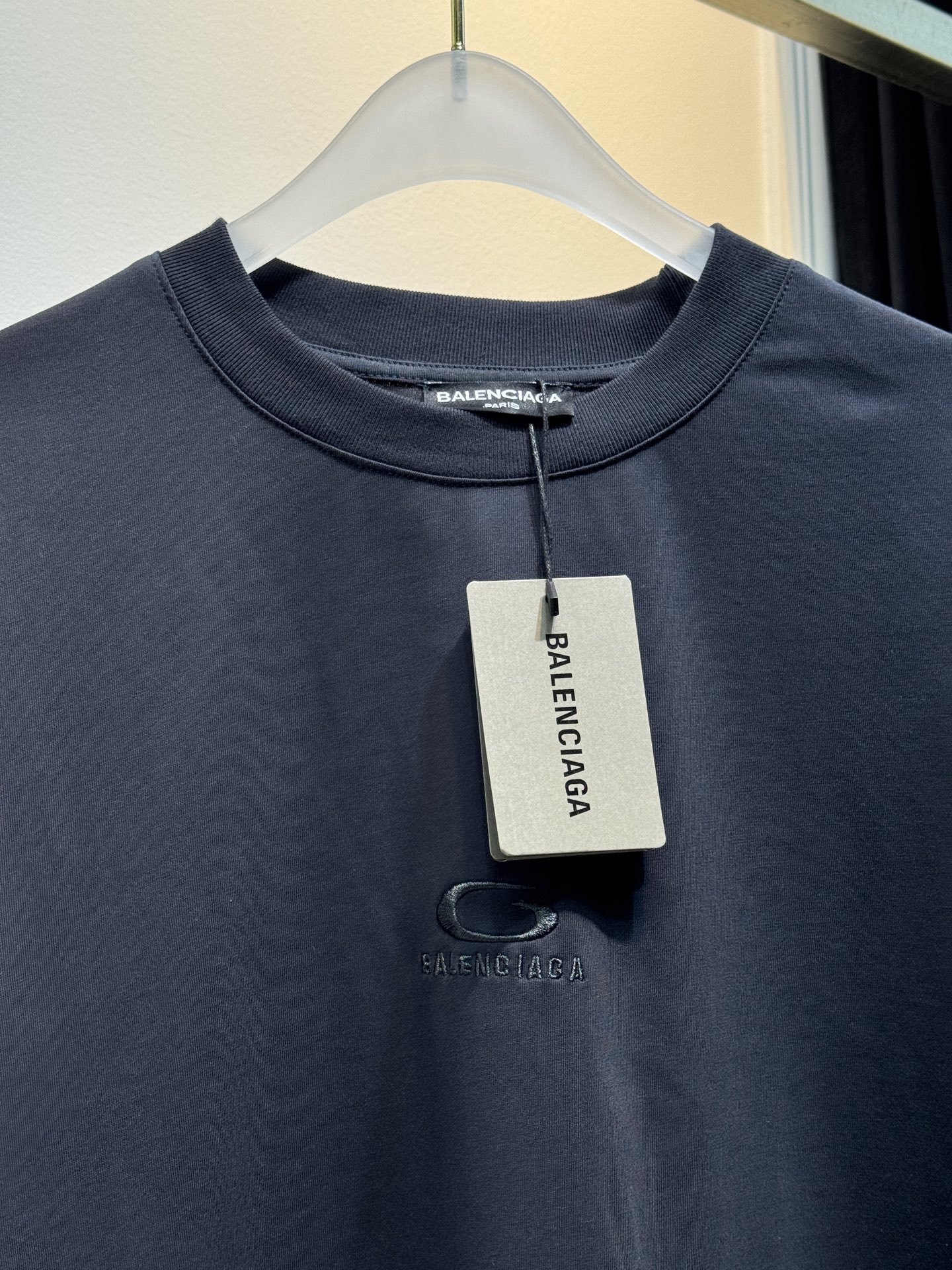 BLCG 宽松版型短袖T恤整体为oversize宽松剪裁，衣长偏长，是巴黎世家标志性的街头风格版型，上身