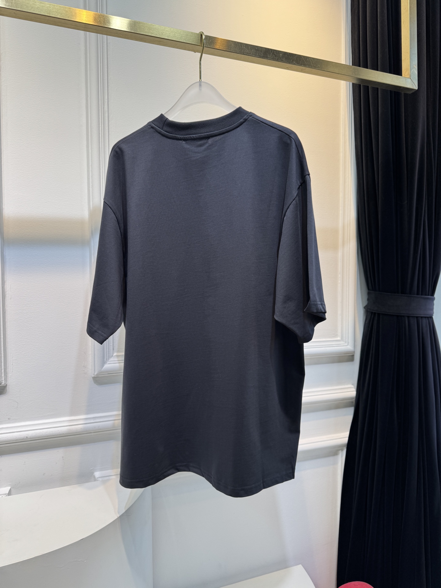 BLCG 宽松版型短袖T恤整体为oversize宽松剪裁，衣长偏长，是巴黎世家标志性的街头风格版型，上身