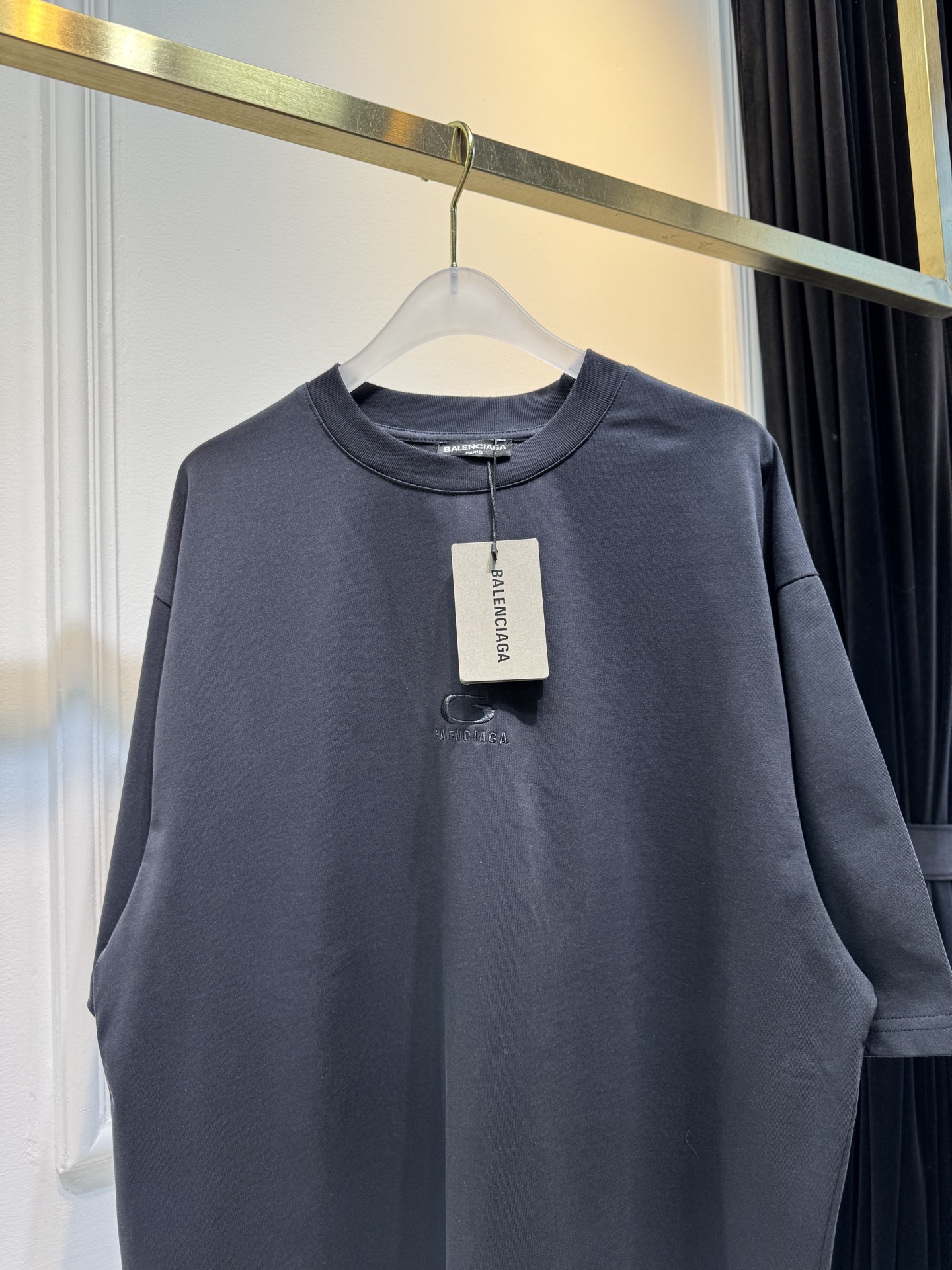 BLCG 宽松版型短袖T恤整体为oversize宽松剪裁，衣长偏长，是巴黎世家标志性的街头风格版型，上身