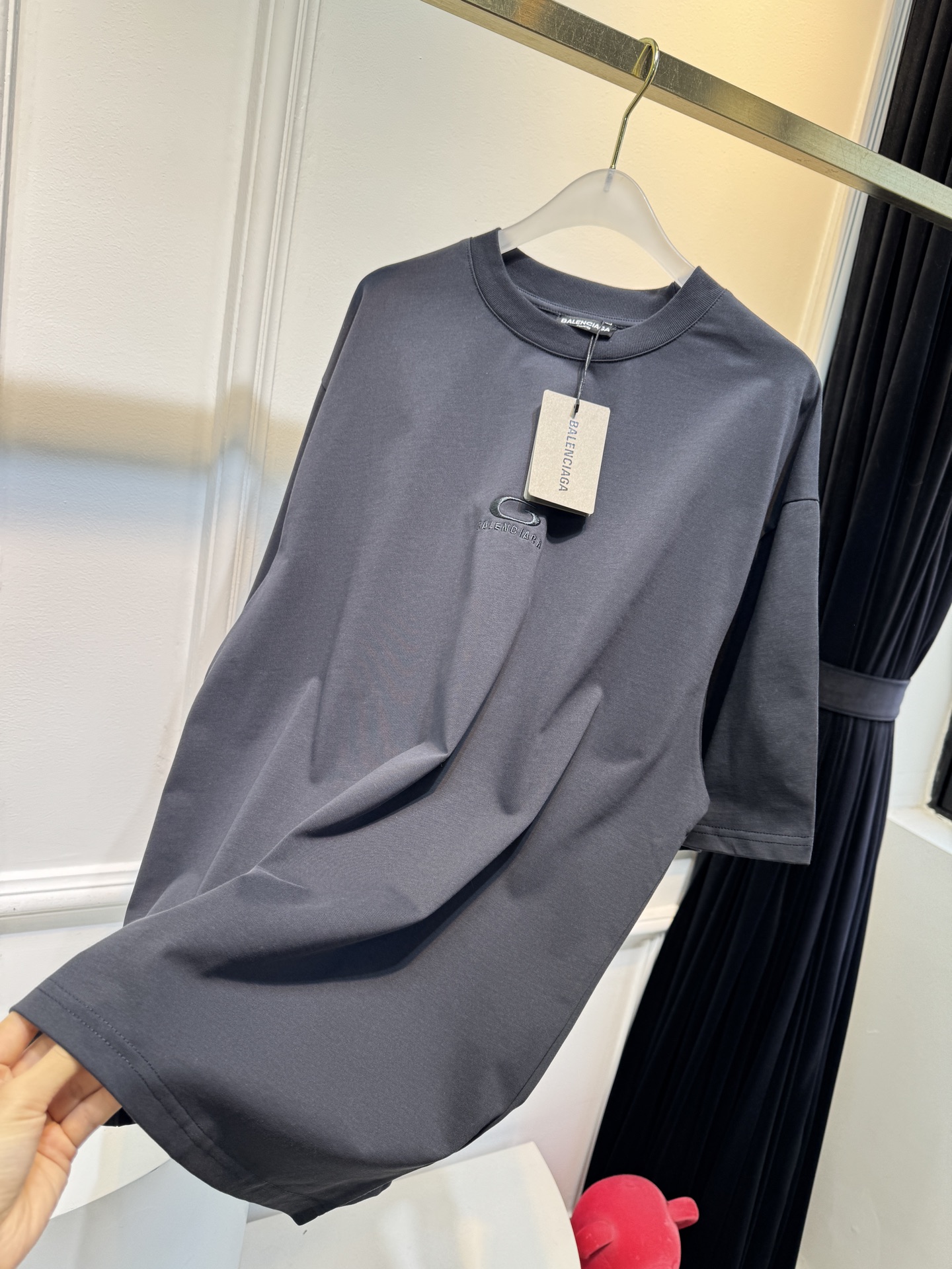 BLCG 宽松版型短袖T恤整体为oversize宽松剪裁，衣长偏长，是巴黎世家标志性的街头风格版型，上身