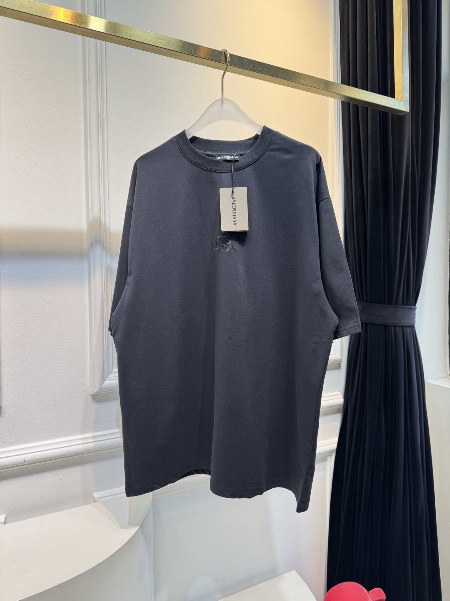 BLCG 宽松版型短袖T恤整体为oversize宽松剪裁，衣长偏长，是巴黎世家标志性的街头风格版型，上身