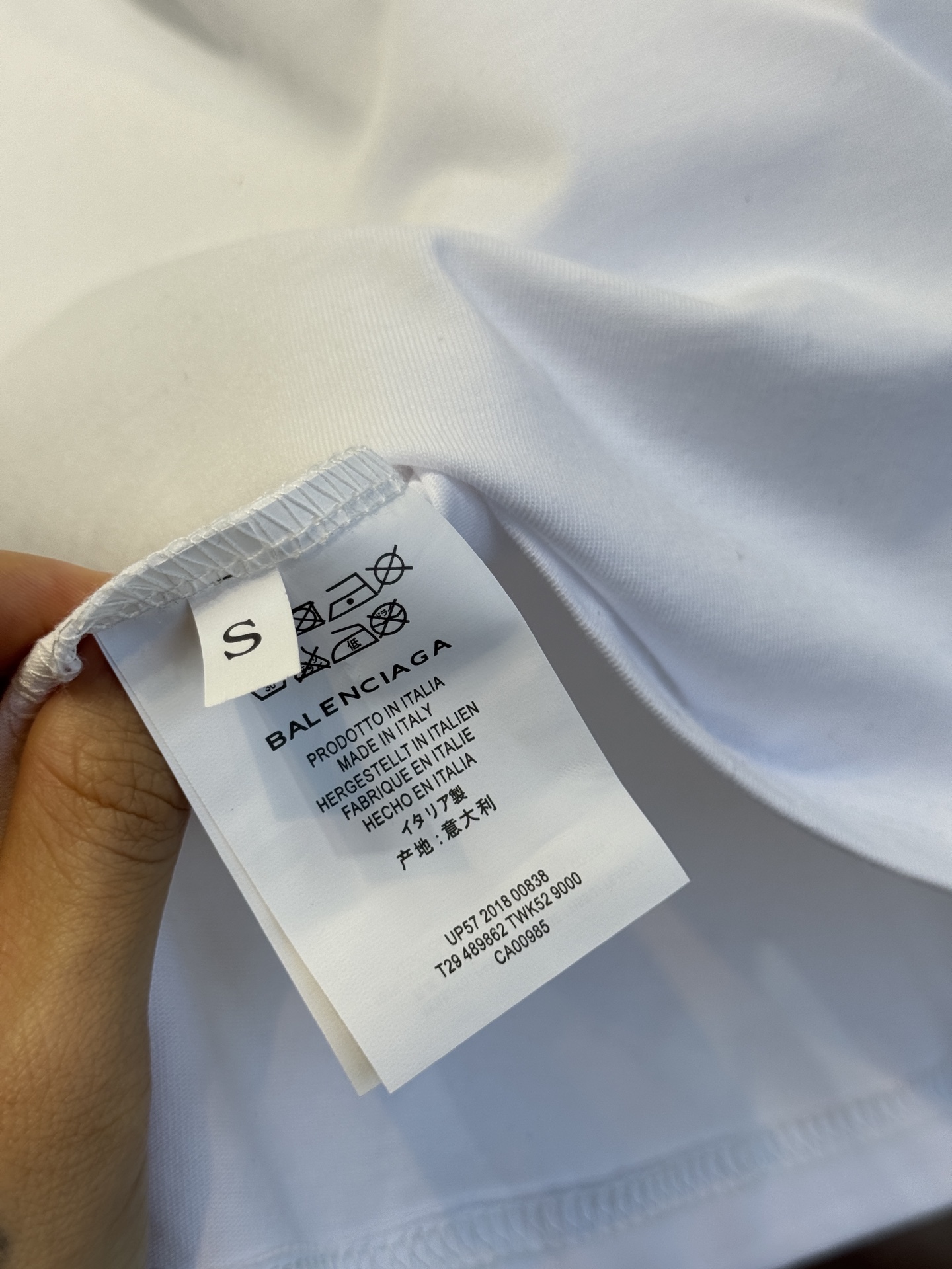 BLCG 宽松版型短袖T恤整体为oversize宽松剪裁，衣长偏长，是巴黎世家标志性的街头风格版型，上身