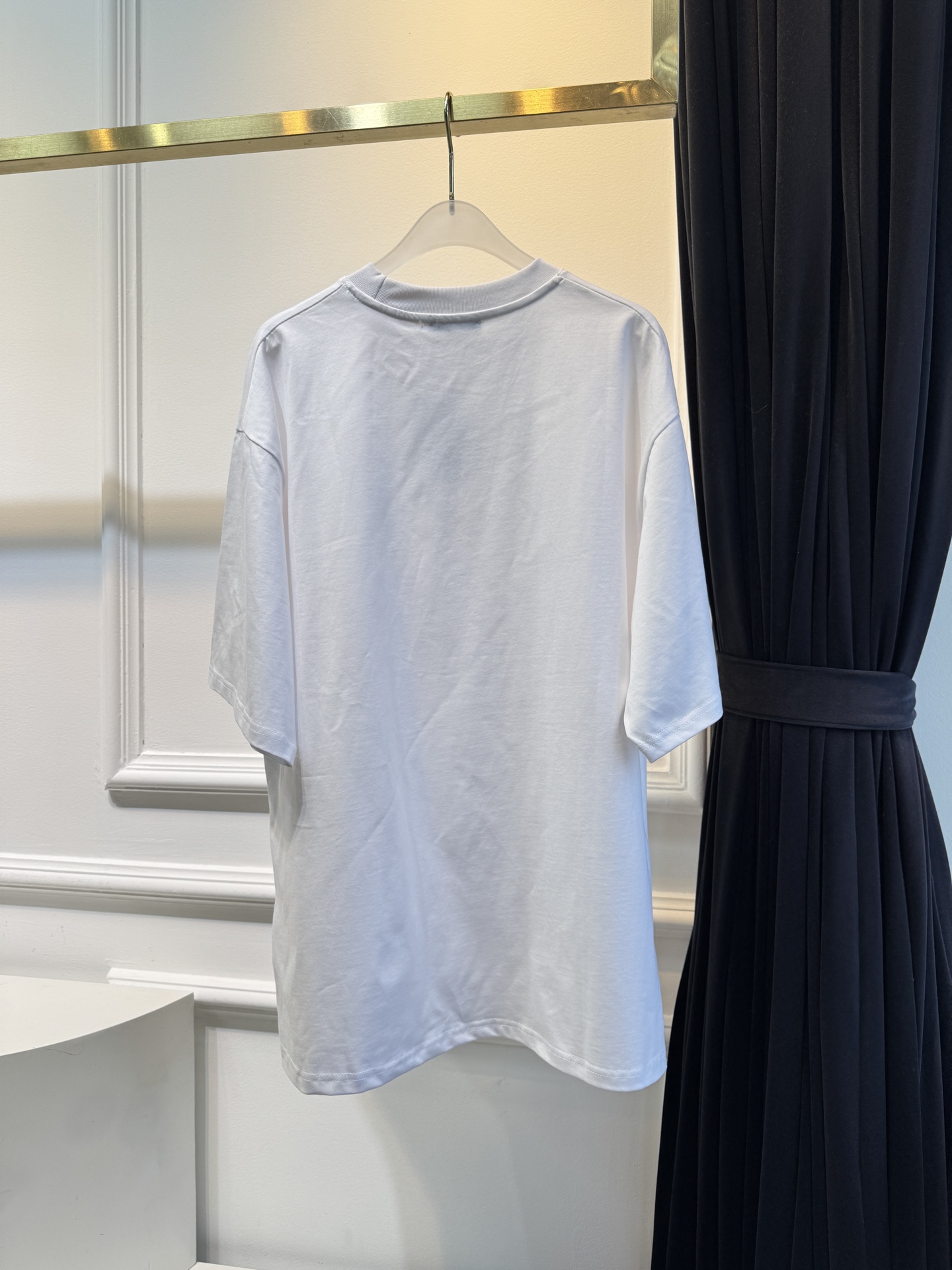 BLCG 宽松版型短袖T恤整体为oversize宽松剪裁，衣长偏长，是巴黎世家标志性的街头风格版型，上身