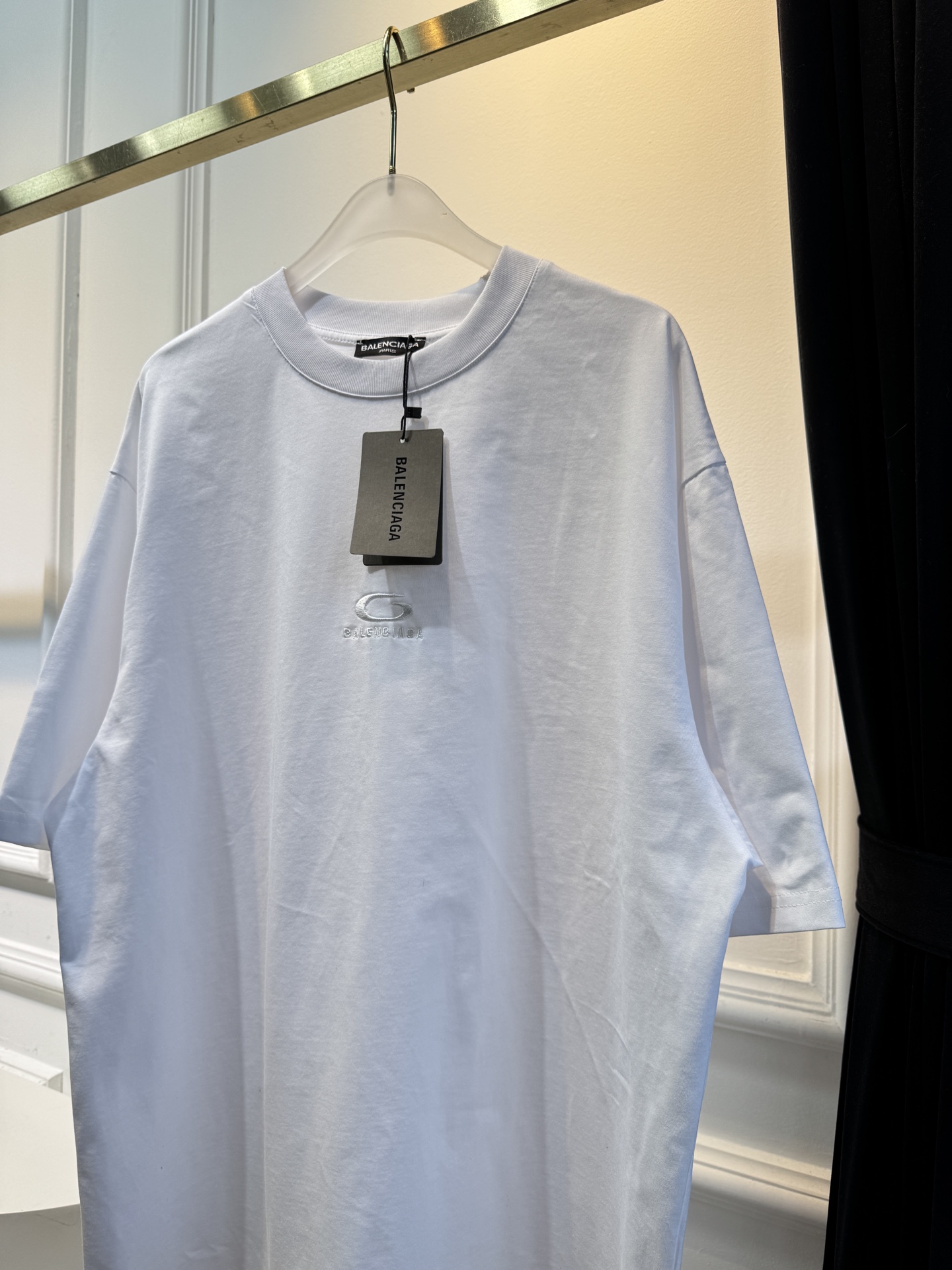 BLCG 宽松版型短袖T恤整体为oversize宽松剪裁，衣长偏长，是巴黎世家标志性的街头风格版型，上身