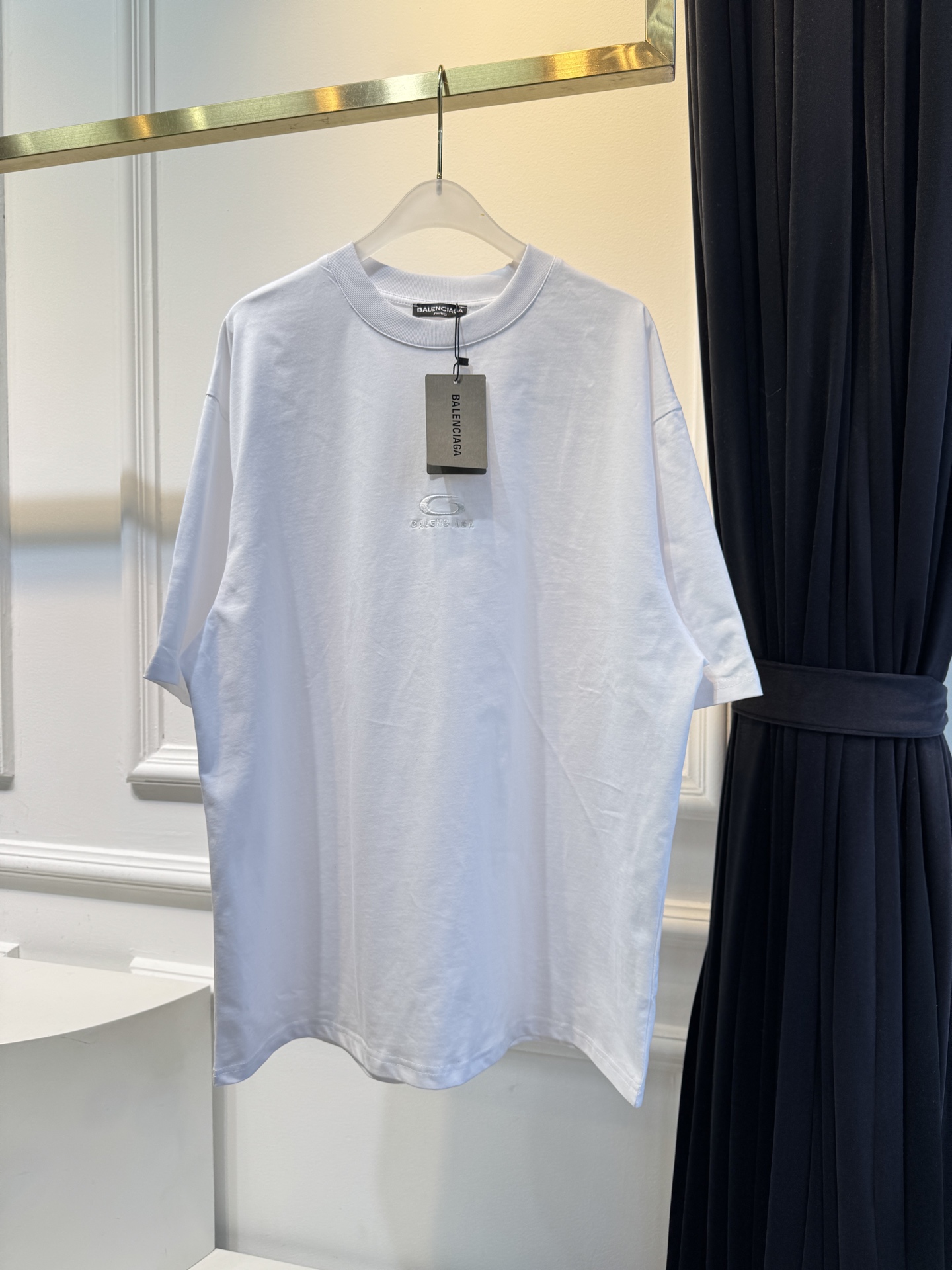 BLCG 宽松版型短袖T恤整体为oversize宽松剪裁，衣长偏长，是巴黎世家标志性的街头风格版型，上身