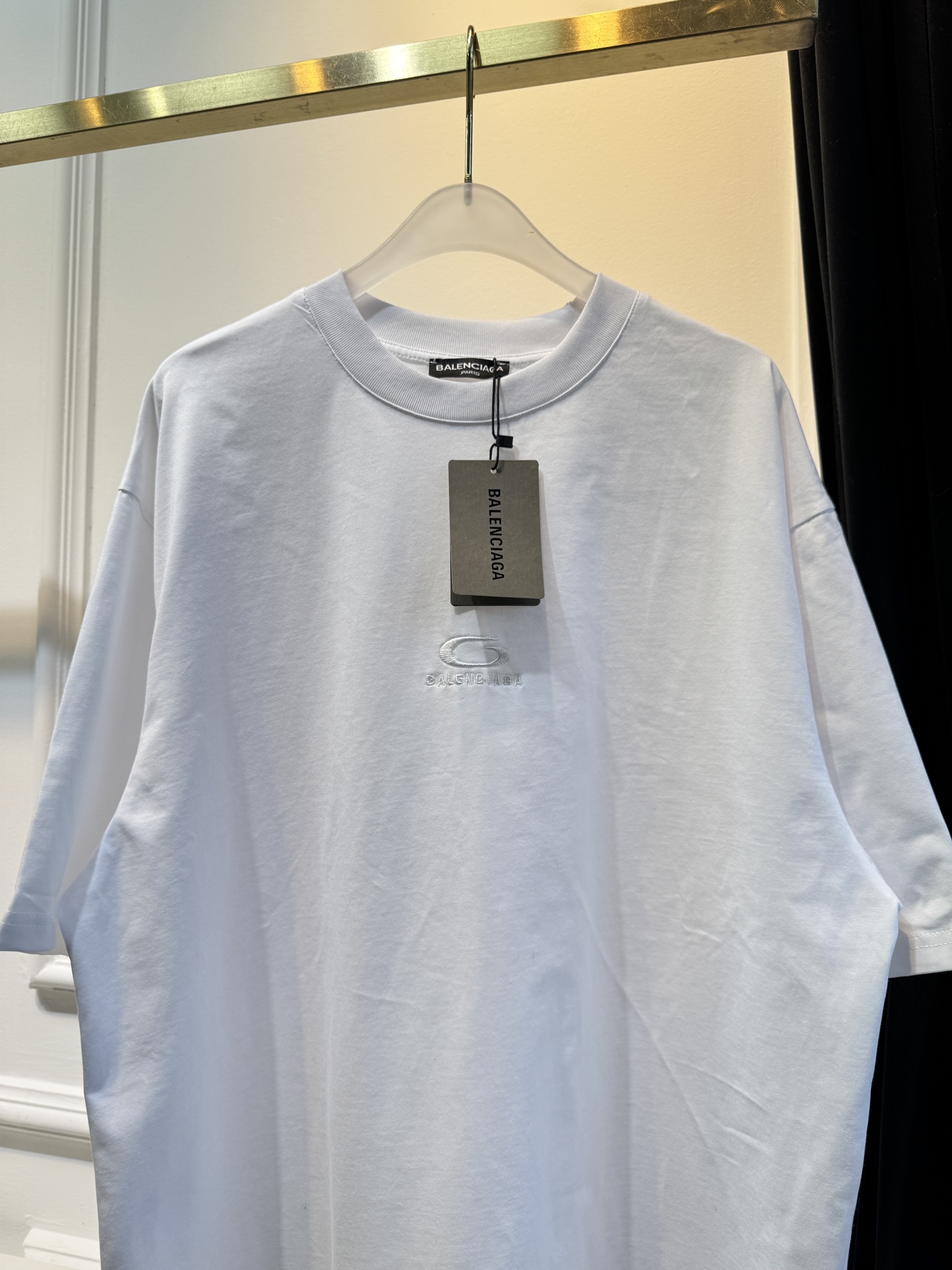 BLCG 宽松版型短袖T恤整体为oversize宽松剪裁，衣长偏长，是巴黎世家标志性的街头风格版型，上身