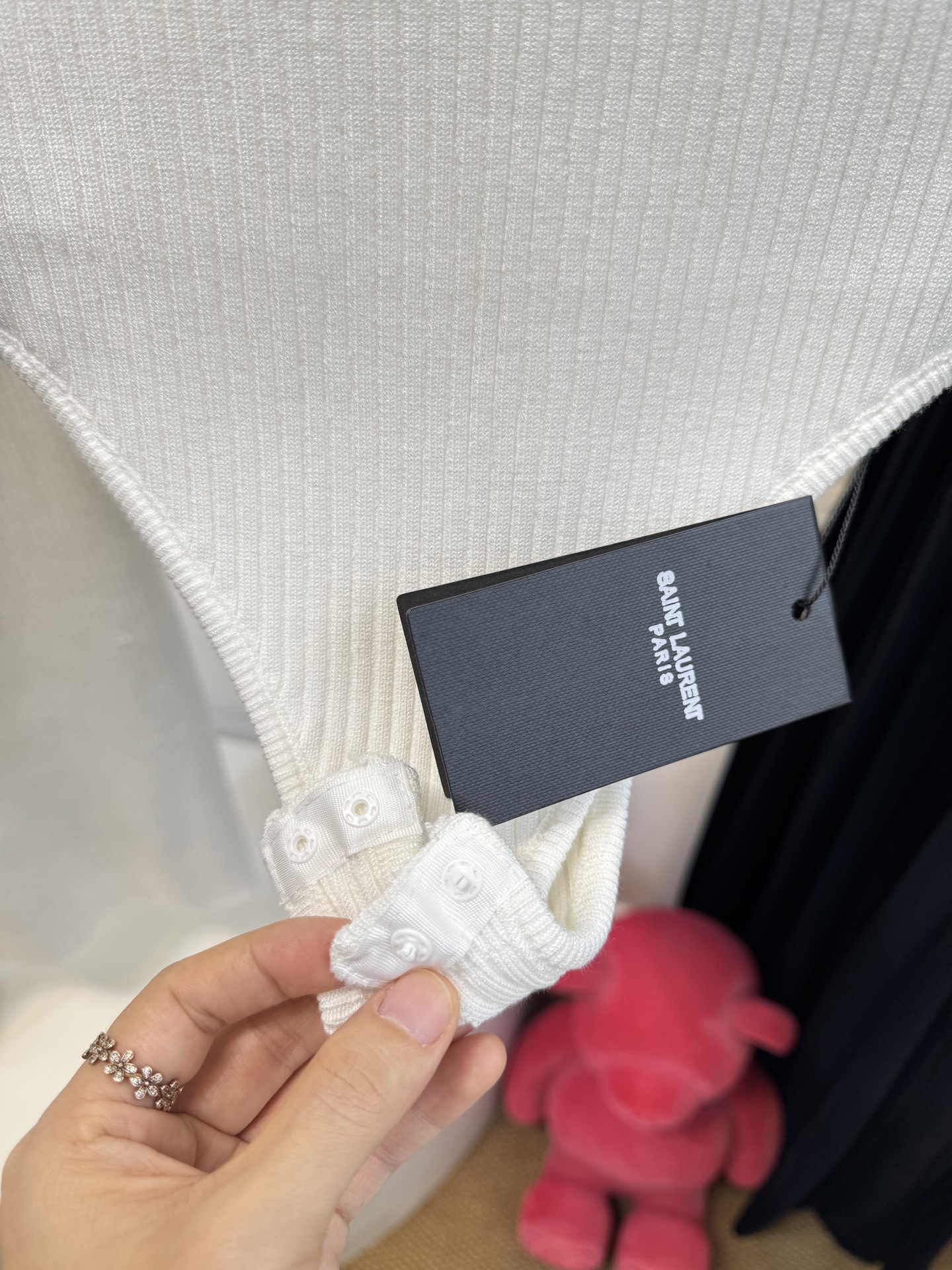 ysl竖坑条针织套装 采用高密竖坑条针织面料，纹理细腻且弹性优异，竖纹肌理自带纵向显瘦效果，同时面料垂坠