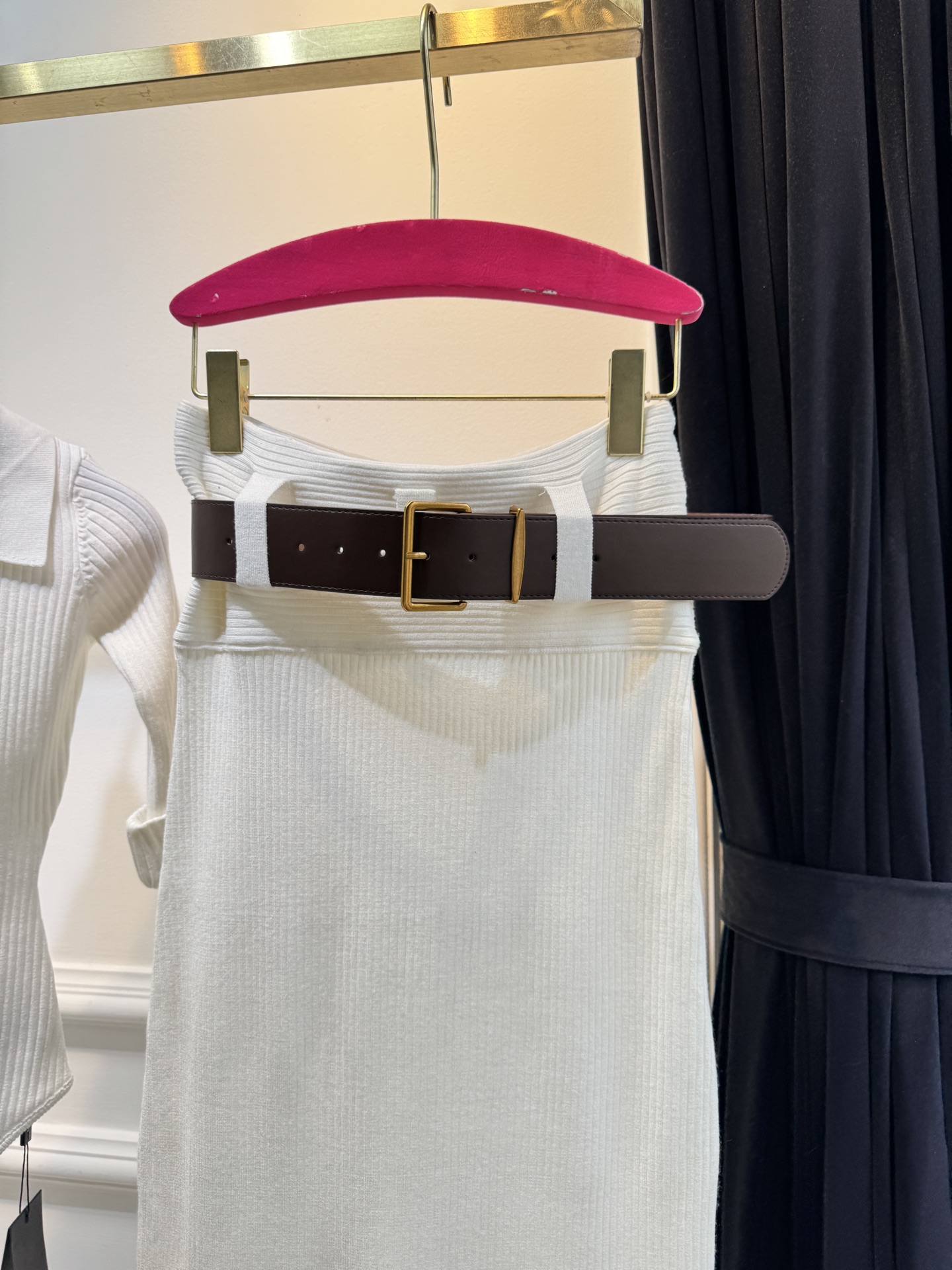 ysl竖坑条针织套装 采用高密竖坑条针织面料，纹理细腻且弹性优异，竖纹肌理自带纵向显瘦效果，同时面料垂坠