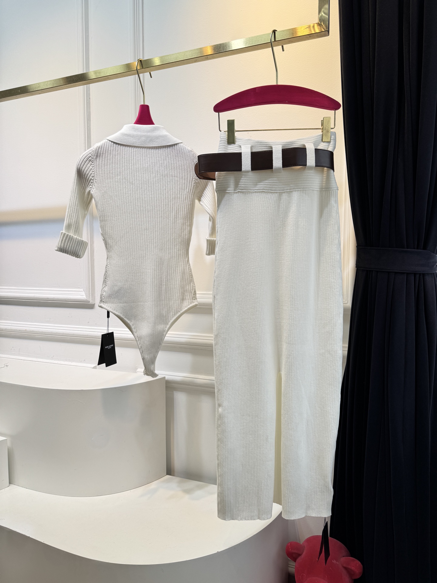 ysl竖坑条针织套装 采用高密竖坑条针织面料，纹理细腻且弹性优异，竖纹肌理自带纵向显瘦效果，同时面料垂坠