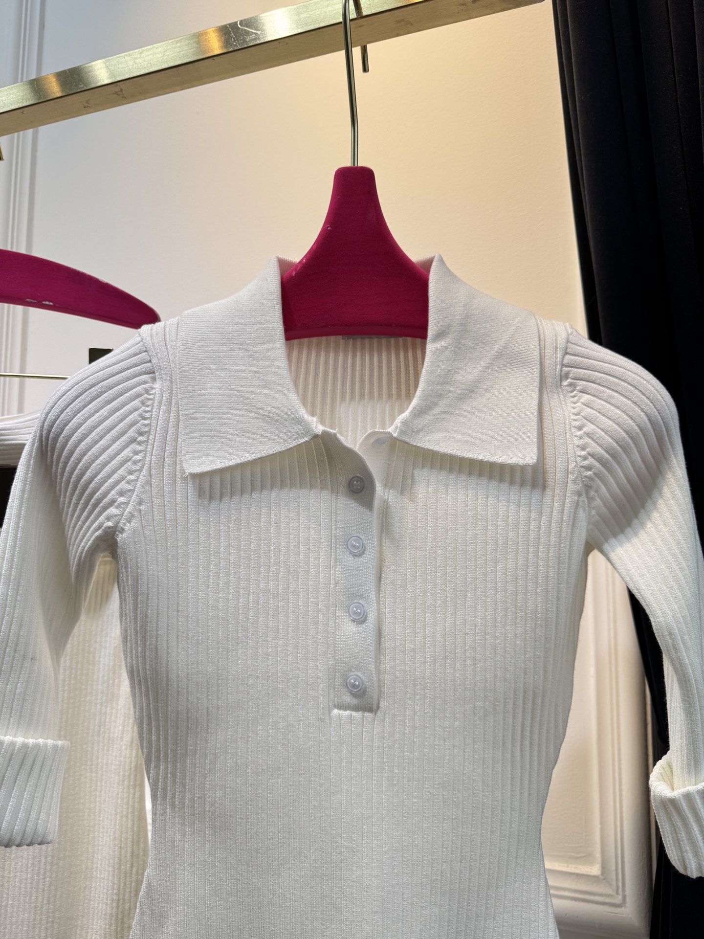 ysl竖坑条针织套装 采用高密竖坑条针织面料，纹理细腻且弹性优异，竖纹肌理自带纵向显瘦效果，同时面料垂坠