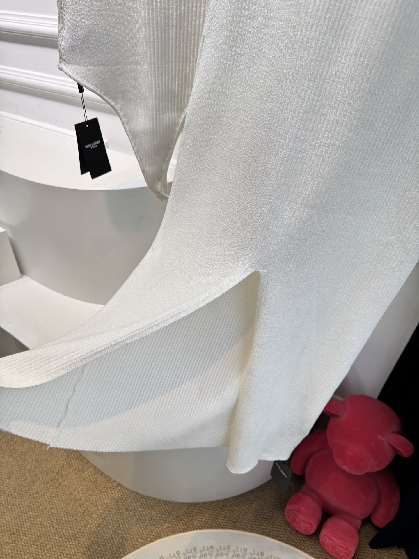 ysl竖坑条针织套装 采用高密竖坑条针织面料，纹理细腻且弹性优异，竖纹肌理自带纵向显瘦效果，同时面料垂坠