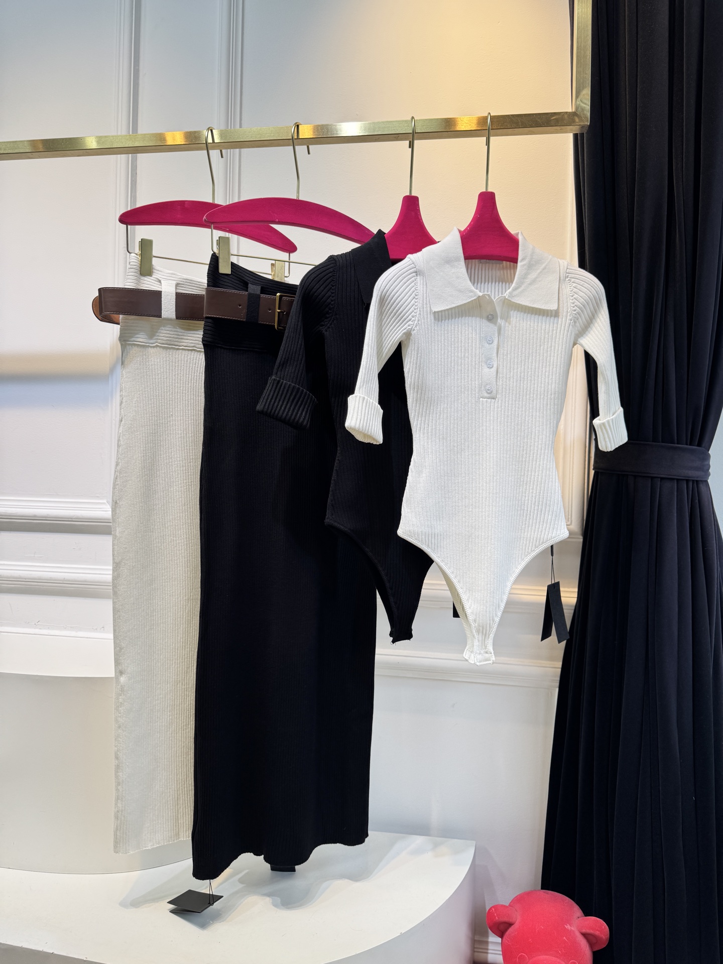 ysl竖坑条针织套装 采用高密竖坑条针织面料，纹理细腻且弹性优异，竖纹肌理自带纵向显瘦效果，同时面料垂坠