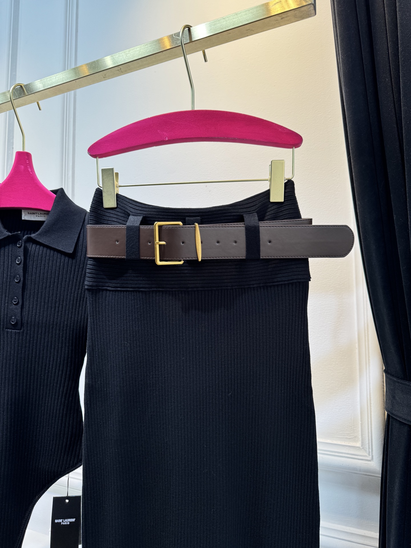 ysl竖坑条针织套装 采用高密竖坑条针织面料，纹理细腻且弹性优异，竖纹肌理自带纵向显瘦效果，同时面料垂坠