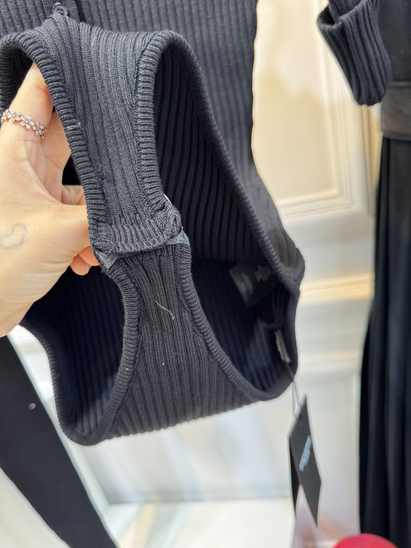 ysl竖坑条针织套装 采用高密竖坑条针织面料，纹理细腻且弹性优异，竖纹肌理自带纵向显瘦效果，同时面料垂坠