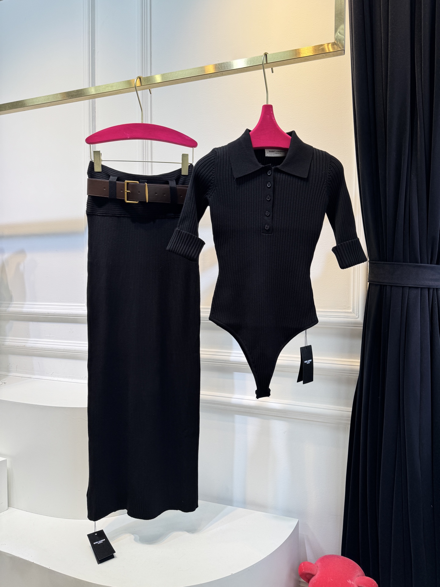 ysl竖坑条针织套装 采用高密竖坑条针织面料，纹理细腻且弹性优异，竖纹肌理自带纵向显瘦效果，同时面料垂坠