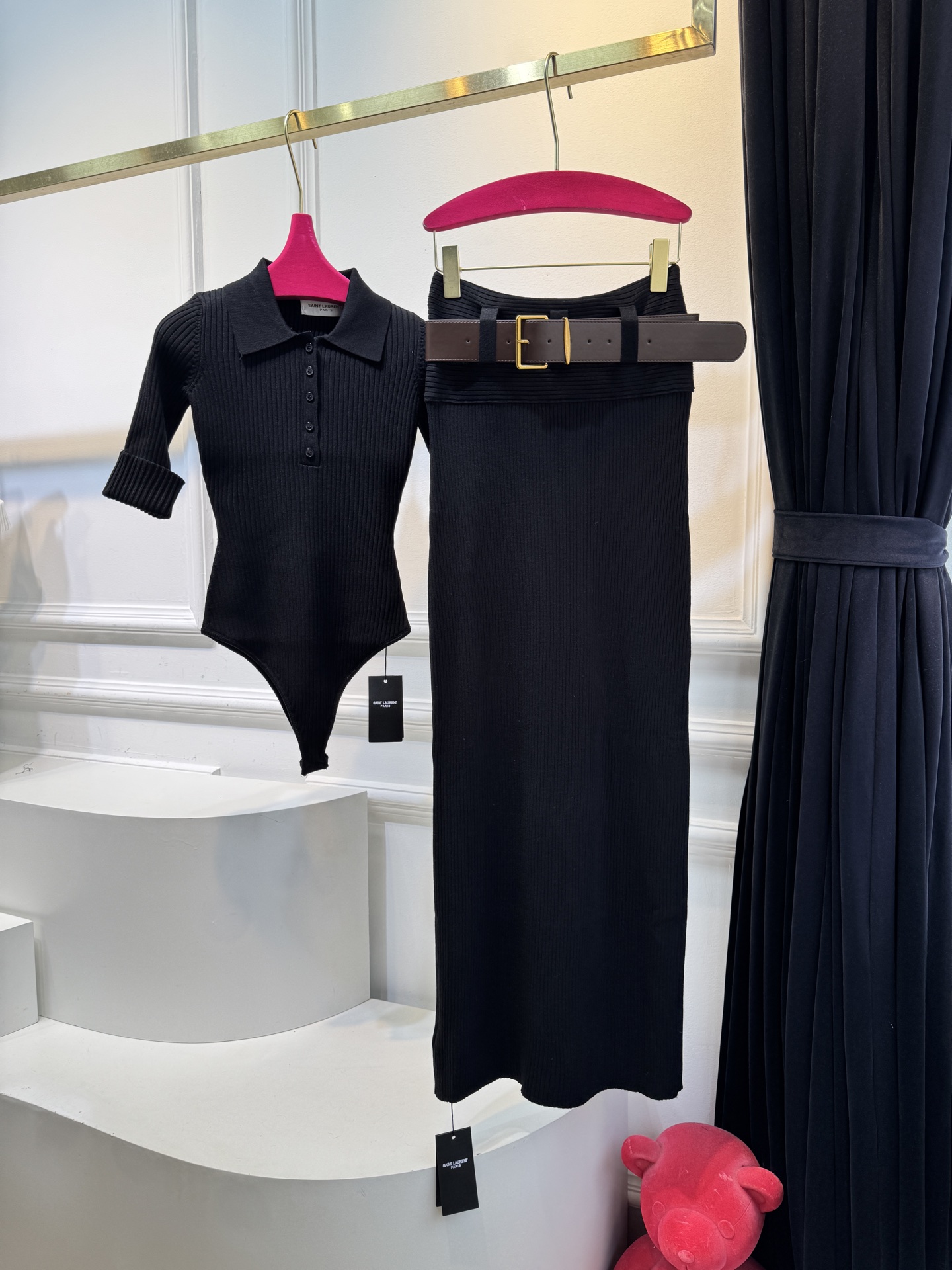 ysl竖坑条针织套装 采用高密竖坑条针织面料，纹理细腻且弹性优异，竖纹肌理自带纵向显瘦效果，同时面料垂坠