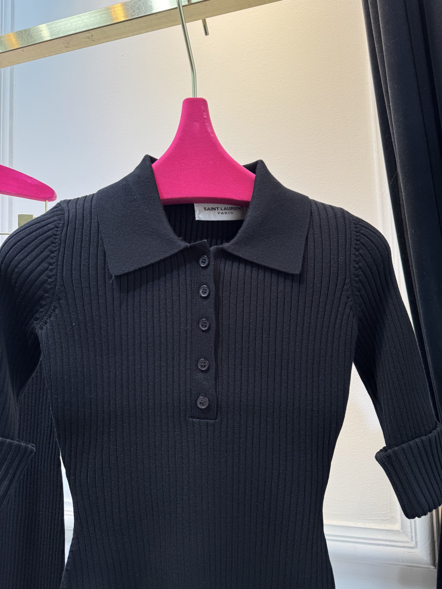 ysl竖坑条针织套装 采用高密竖坑条针织面料，纹理细腻且弹性优异，竖纹肌理自带纵向显瘦效果，同时面料垂坠