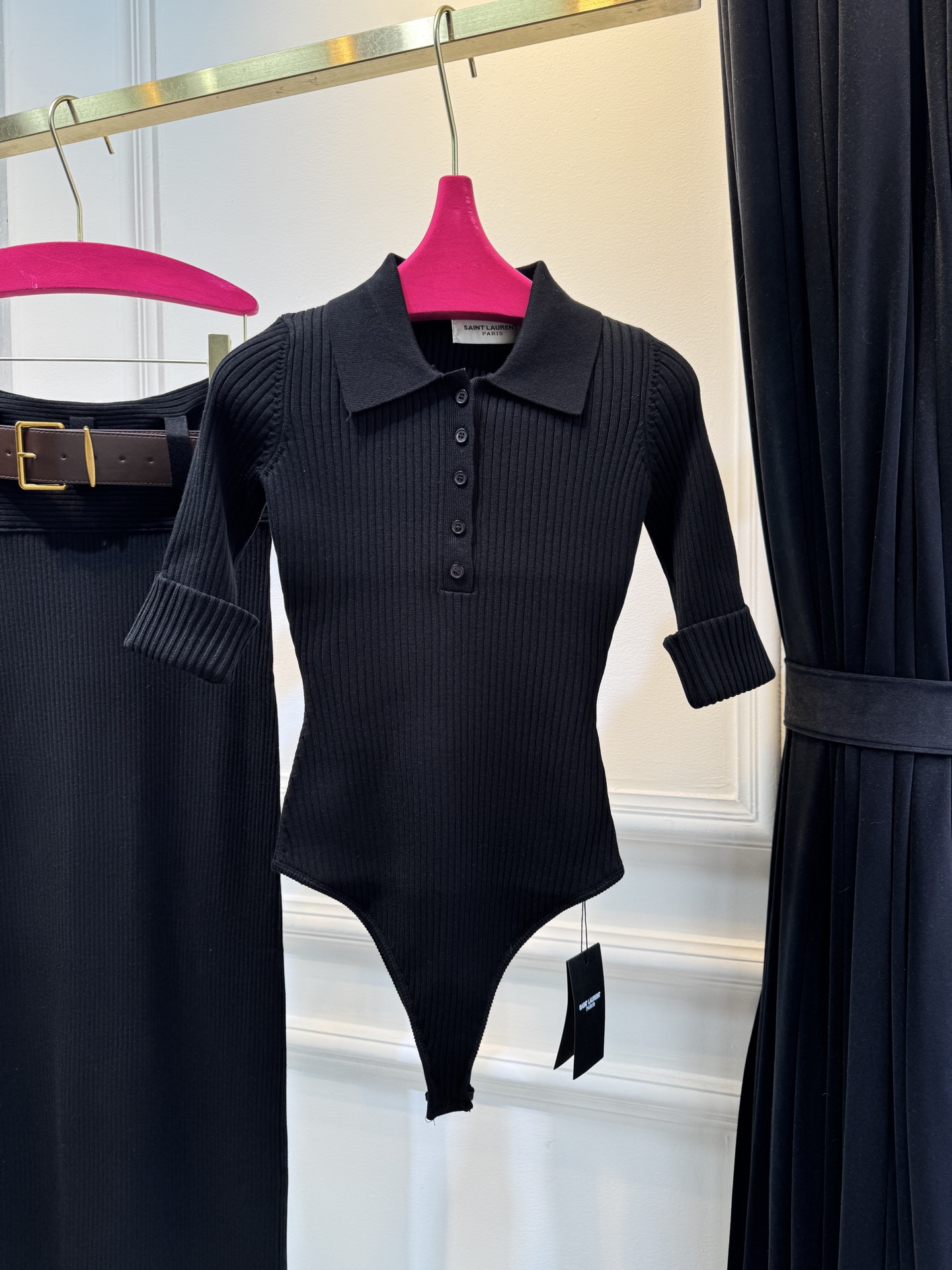 ysl竖坑条针织套装 采用高密竖坑条针织面料，纹理细腻且弹性优异，竖纹肌理自带纵向显瘦效果，同时面料垂坠