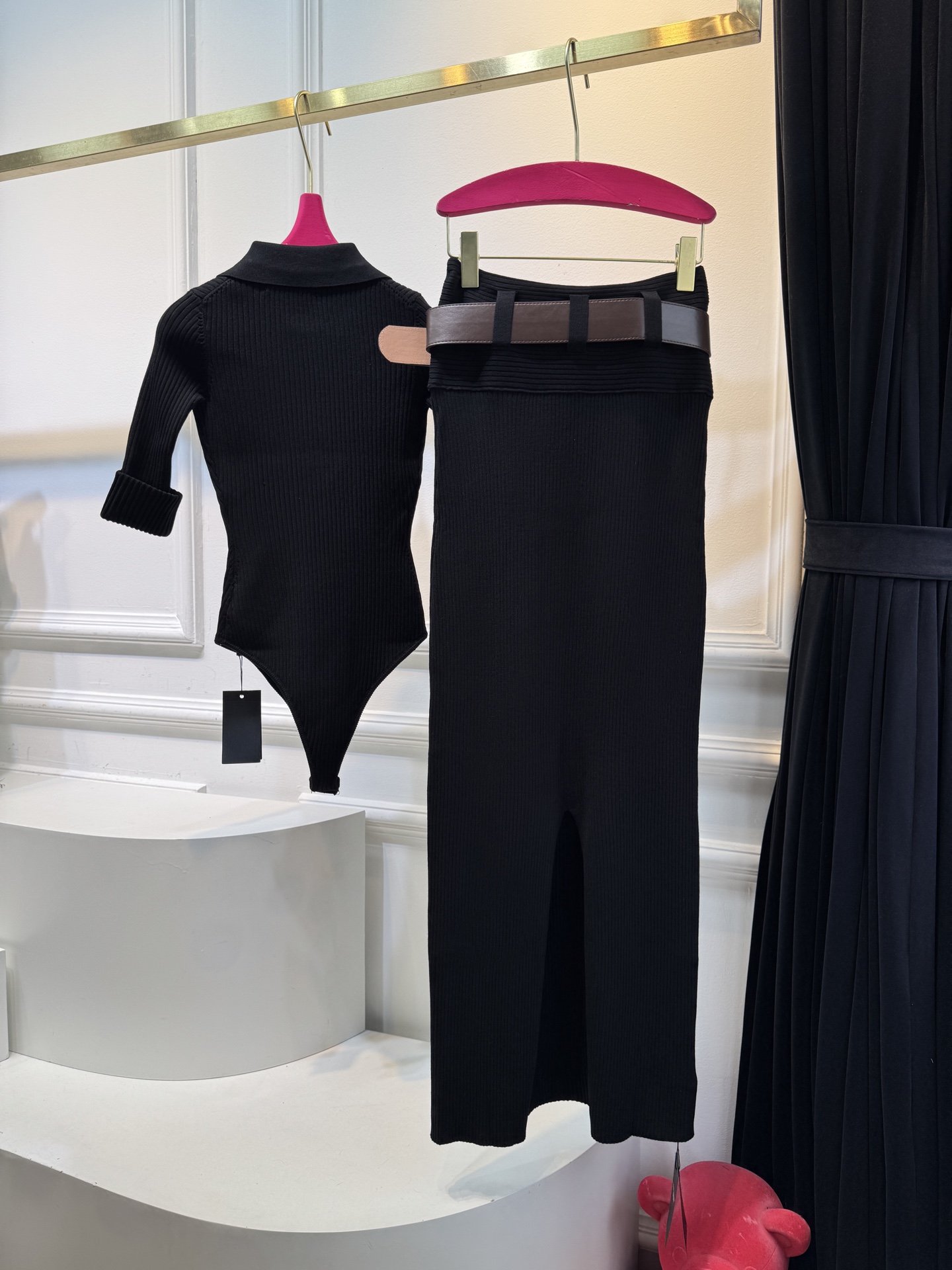 ysl竖坑条针织套装 采用高密竖坑条针织面料，纹理细腻且弹性优异，竖纹肌理自带纵向显瘦效果，同时面料垂坠