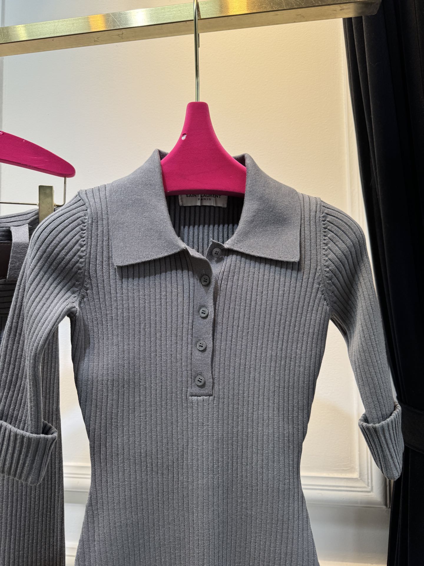 ysl坑条针织套装采用高弹竖坑条针织面料，竖纹肌理自带显瘦效果，同时兼具亲肤度与回弹性，贴合身形不勒肤；