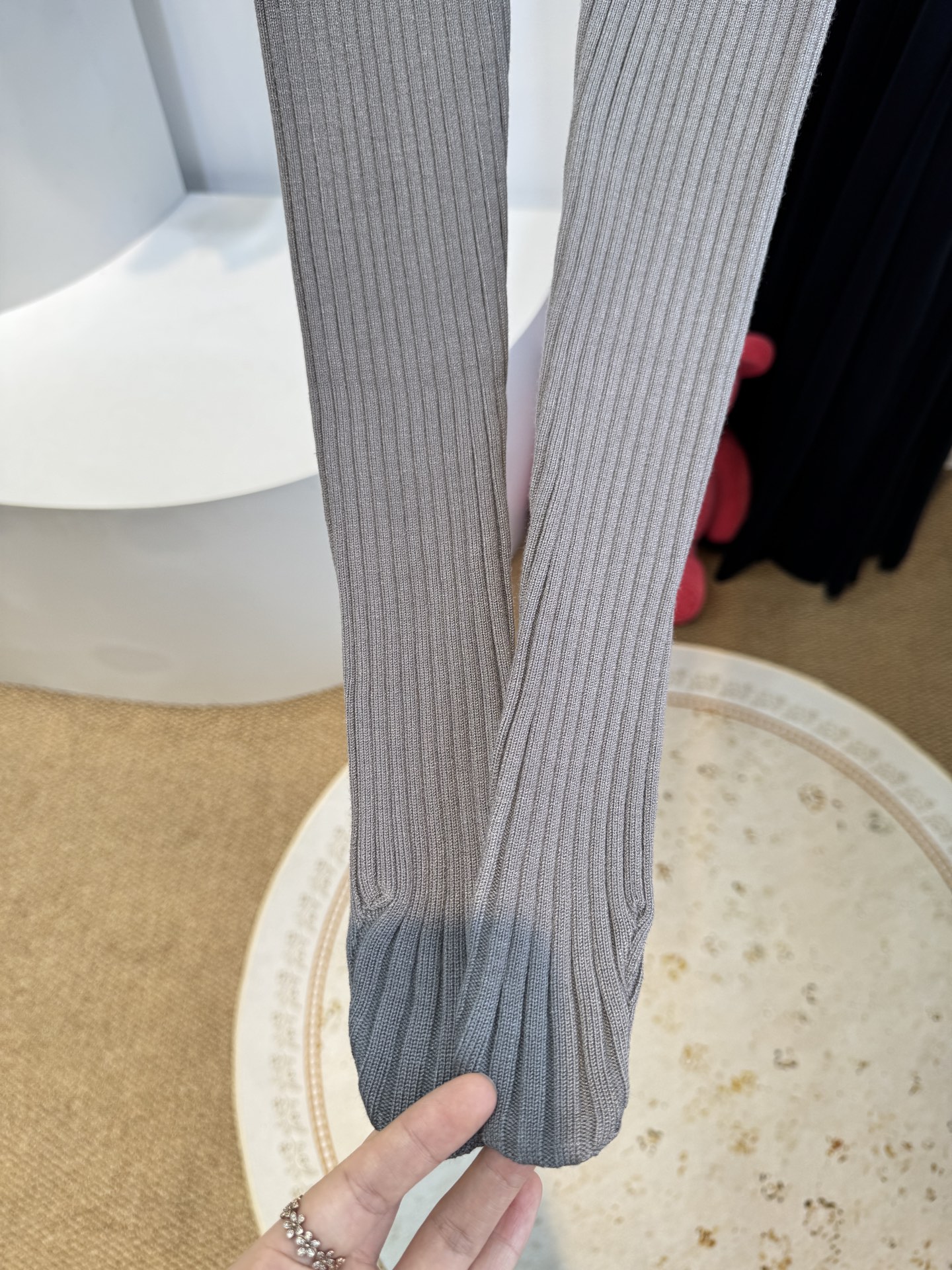 ysl坑条针织套装采用高弹竖坑条针织面料，竖纹肌理自带显瘦效果，同时兼具亲肤度与回弹性，贴合身形不勒肤；