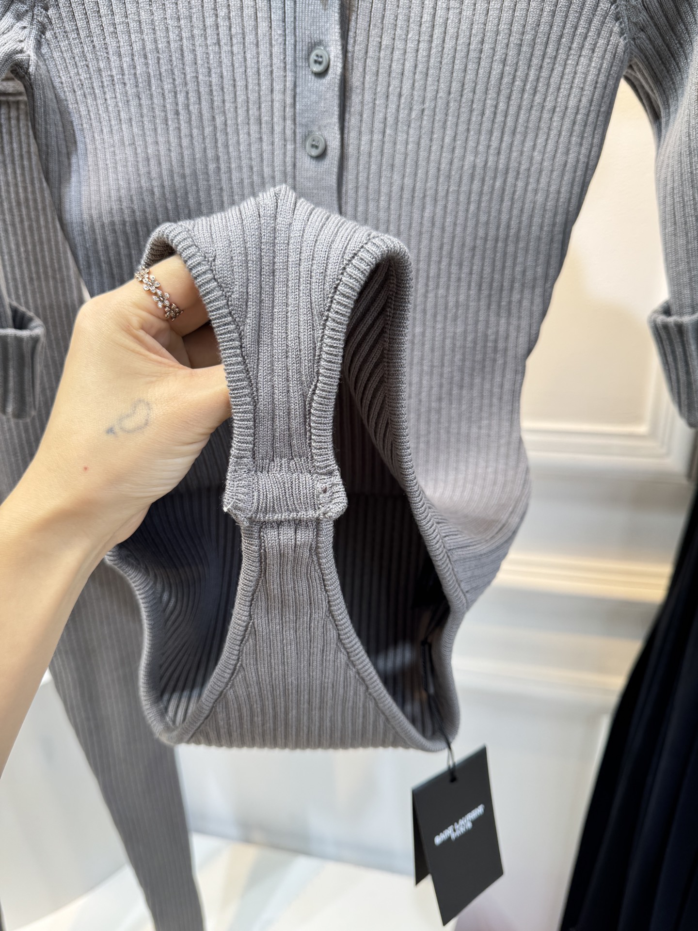 ysl坑条针织套装采用高弹竖坑条针织面料，竖纹肌理自带显瘦效果，同时兼具亲肤度与回弹性，贴合身形不勒肤；