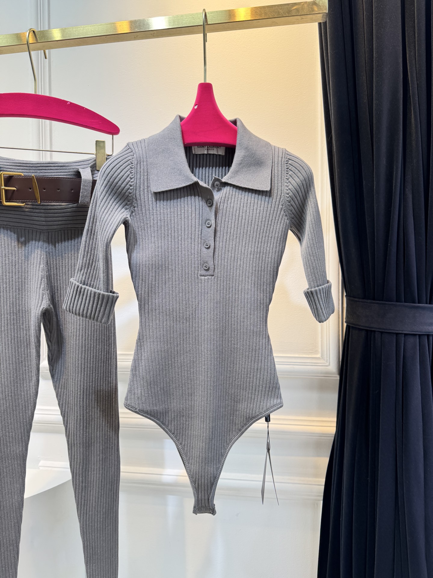 ysl坑条针织套装采用高弹竖坑条针织面料，竖纹肌理自带显瘦效果，同时兼具亲肤度与回弹性，贴合身形不勒肤；