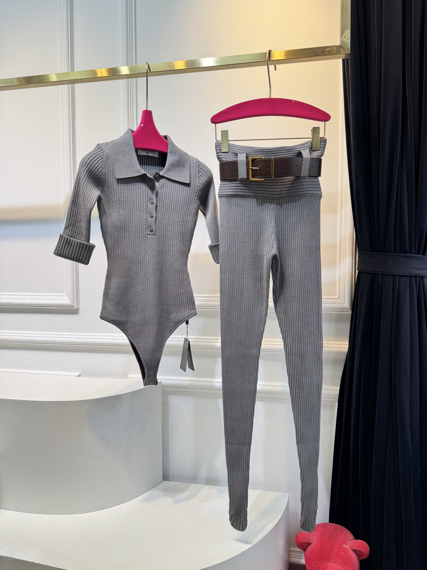 ysl坑条针织套装采用高弹竖坑条针织面料，竖纹肌理自带显瘦效果，同时兼具亲肤度与回弹性，贴合身形不勒肤；