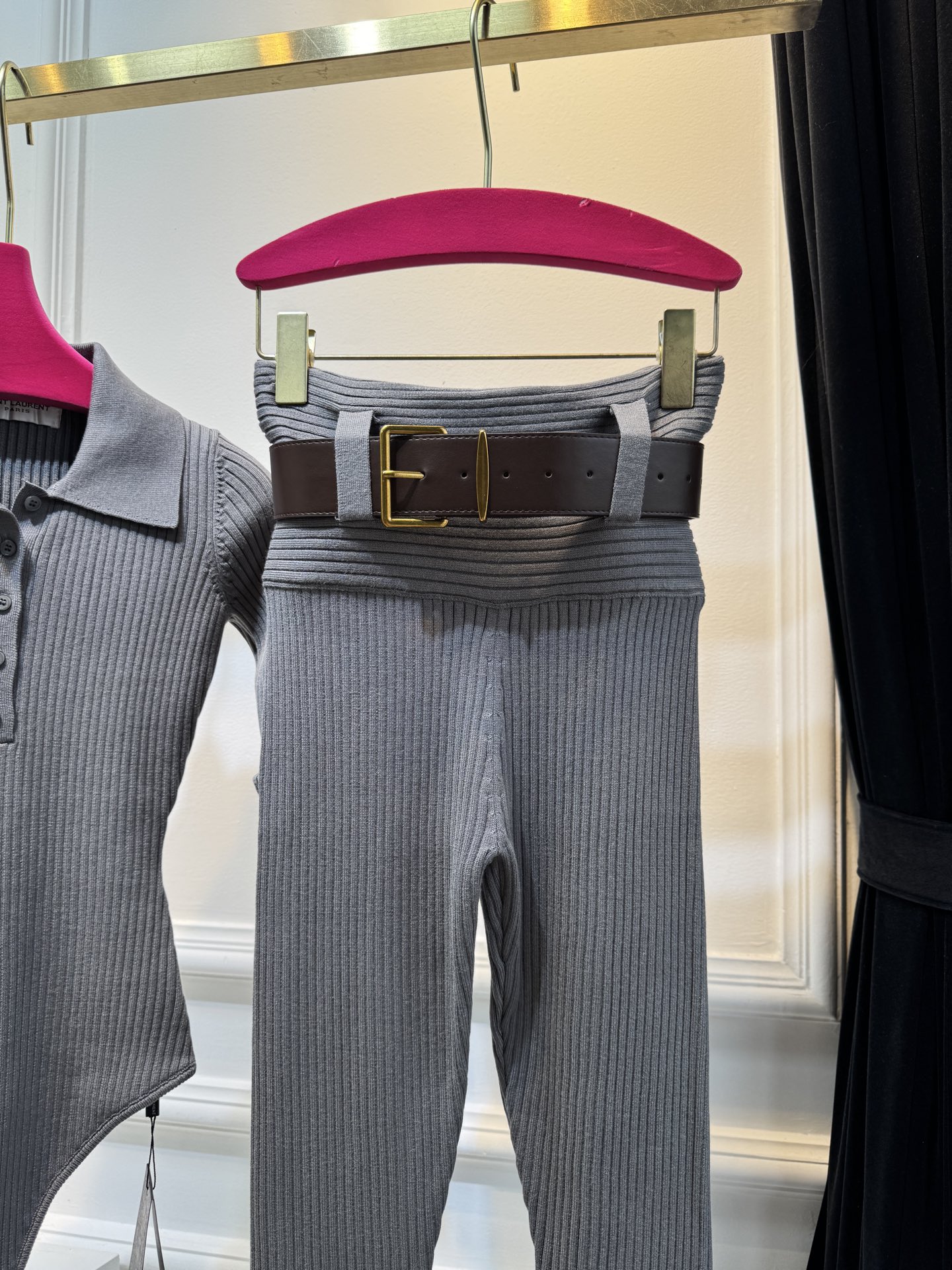 ysl坑条针织套装采用高弹竖坑条针织面料，竖纹肌理自带显瘦效果，同时兼具亲肤度与回弹性，贴合身形不勒肤；