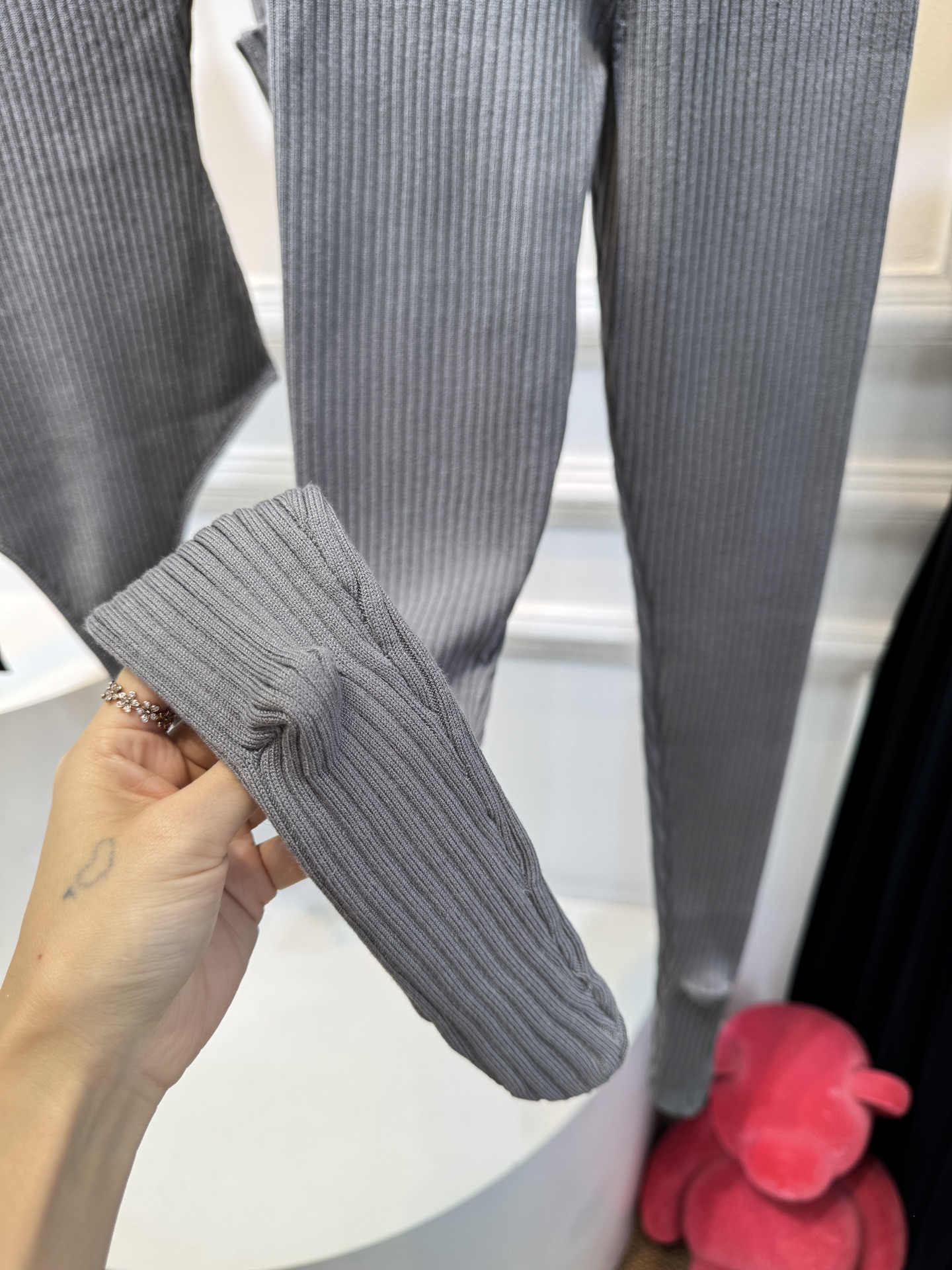 ysl坑条针织套装采用高弹竖坑条针织面料，竖纹肌理自带显瘦效果，同时兼具亲肤度与回弹性，贴合身形不勒肤；