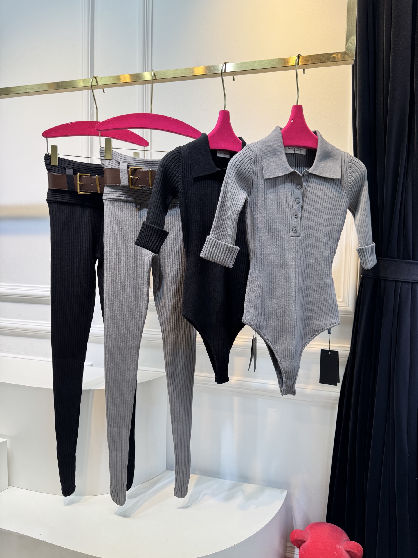 ysl坑条针织套装采用高弹竖坑条针织面料，竖纹肌理自带显瘦效果，同时兼具亲肤度与回弹性，贴合身形不勒肤；