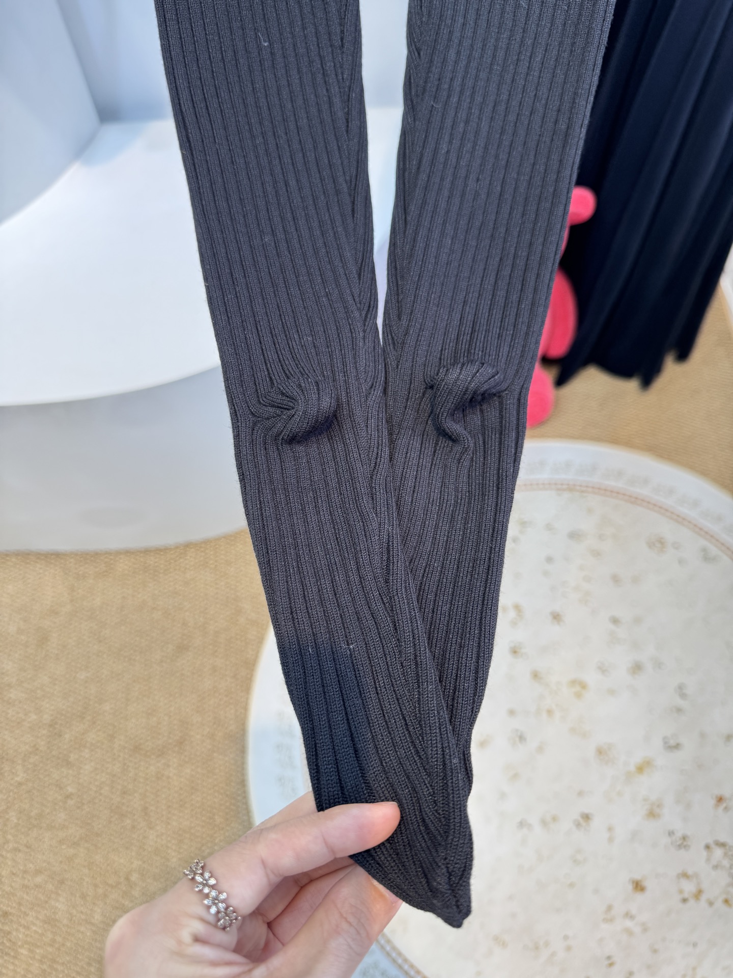 ysl坑条针织套装采用高弹竖坑条针织面料，竖纹肌理自带显瘦效果，同时兼具亲肤度与回弹性，贴合身形不勒肤；