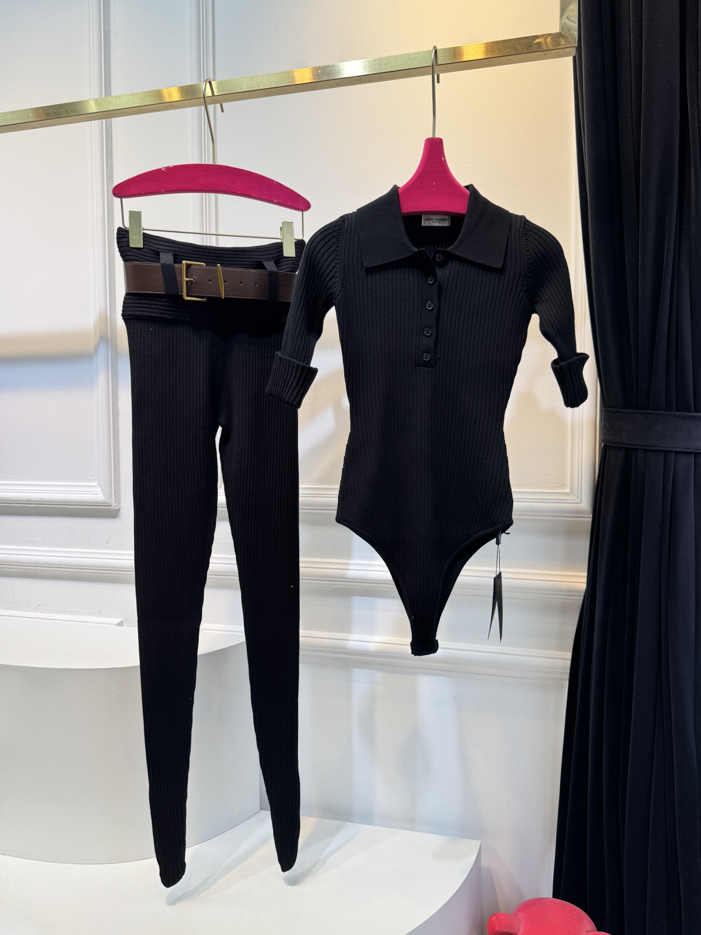 ysl坑条针织套装采用高弹竖坑条针织面料，竖纹肌理自带显瘦效果，同时兼具亲肤度与回弹性，贴合身形不勒肤；