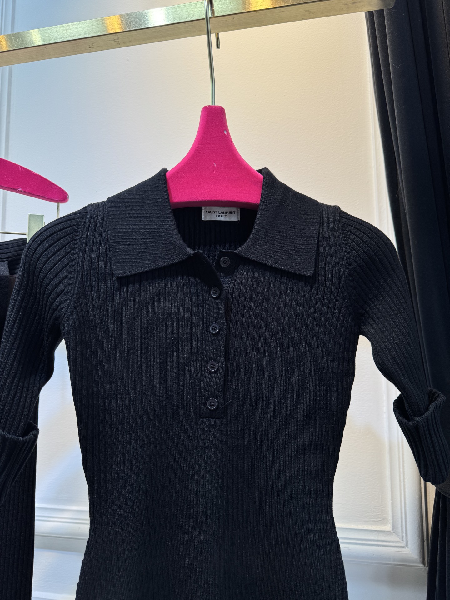 ysl坑条针织套装采用高弹竖坑条针织面料，竖纹肌理自带显瘦效果，同时兼具亲肤度与回弹性，贴合身形不勒肤；