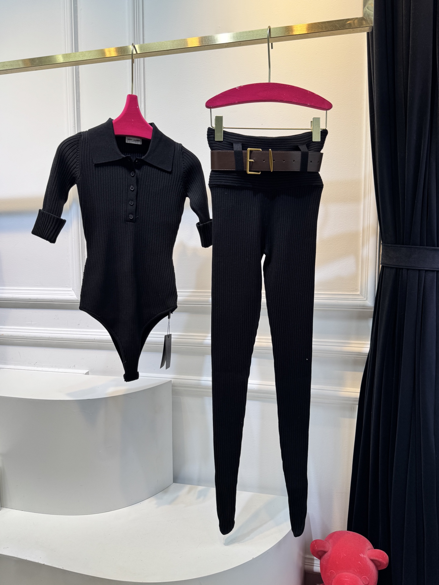 ysl坑条针织套装采用高弹竖坑条针织面料，竖纹肌理自带显瘦效果，同时兼具亲肤度与回弹性，贴合身形不勒肤；