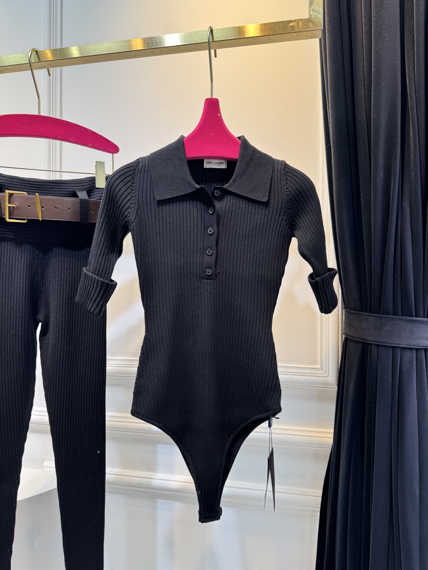 ysl坑条针织套装采用高弹竖坑条针织面料，竖纹肌理自带显瘦效果，同时兼具亲肤度与回弹性，贴合身形不勒肤；