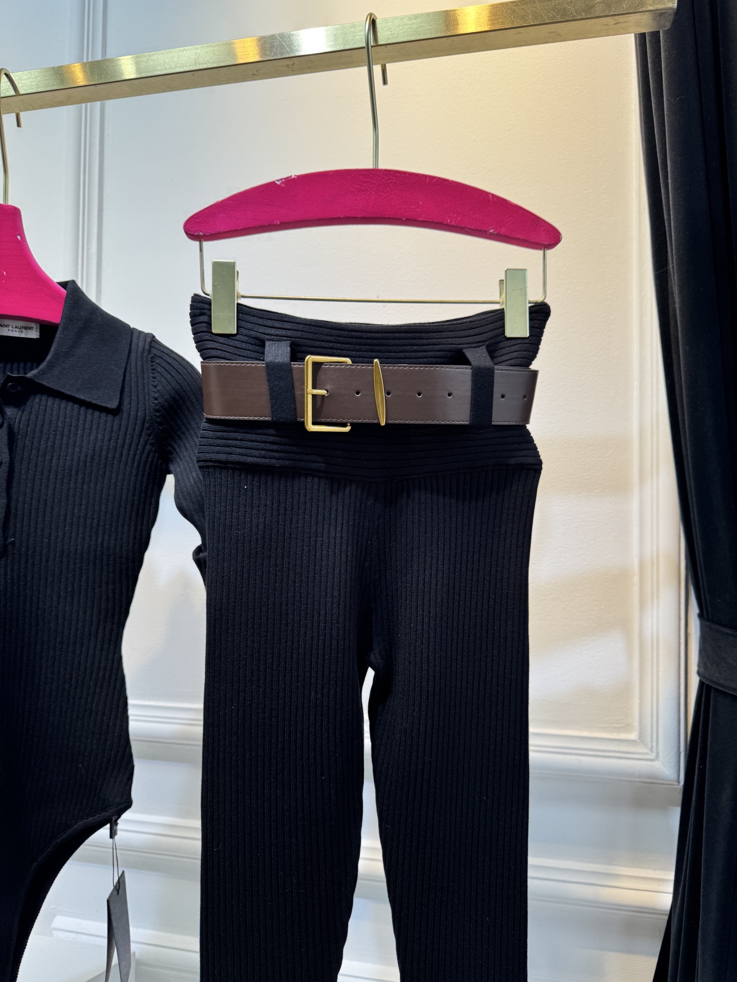 ysl坑条针织套装采用高弹竖坑条针织面料，竖纹肌理自带显瘦效果，同时兼具亲肤度与回弹性，贴合身形不勒肤；