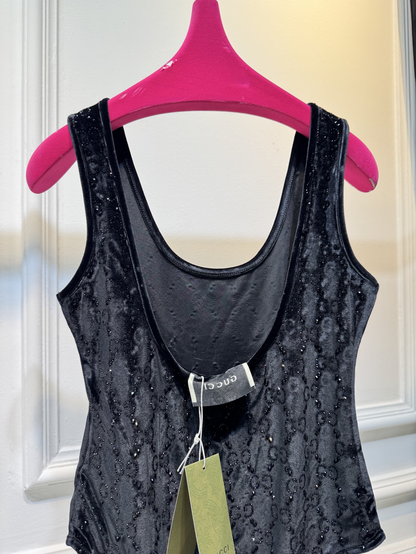 Gucc*GG水晶绳绒线连体衣，主体采用绳绒线丝绒面料，触感柔软且自带光泽感；衣身装饰有品牌经典的GG标