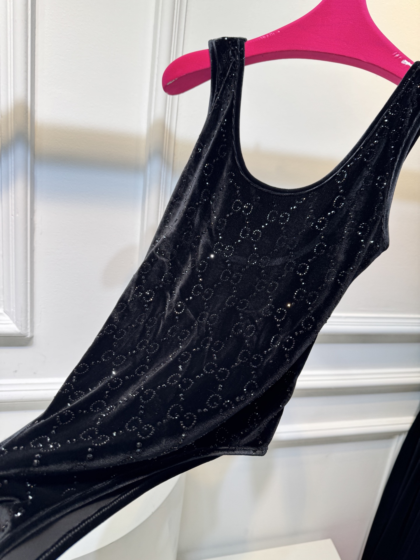 Gucc*GG水晶绳绒线连体衣，主体采用绳绒线丝绒面料，触感柔软且自带光泽感；衣身装饰有品牌经典的GG标