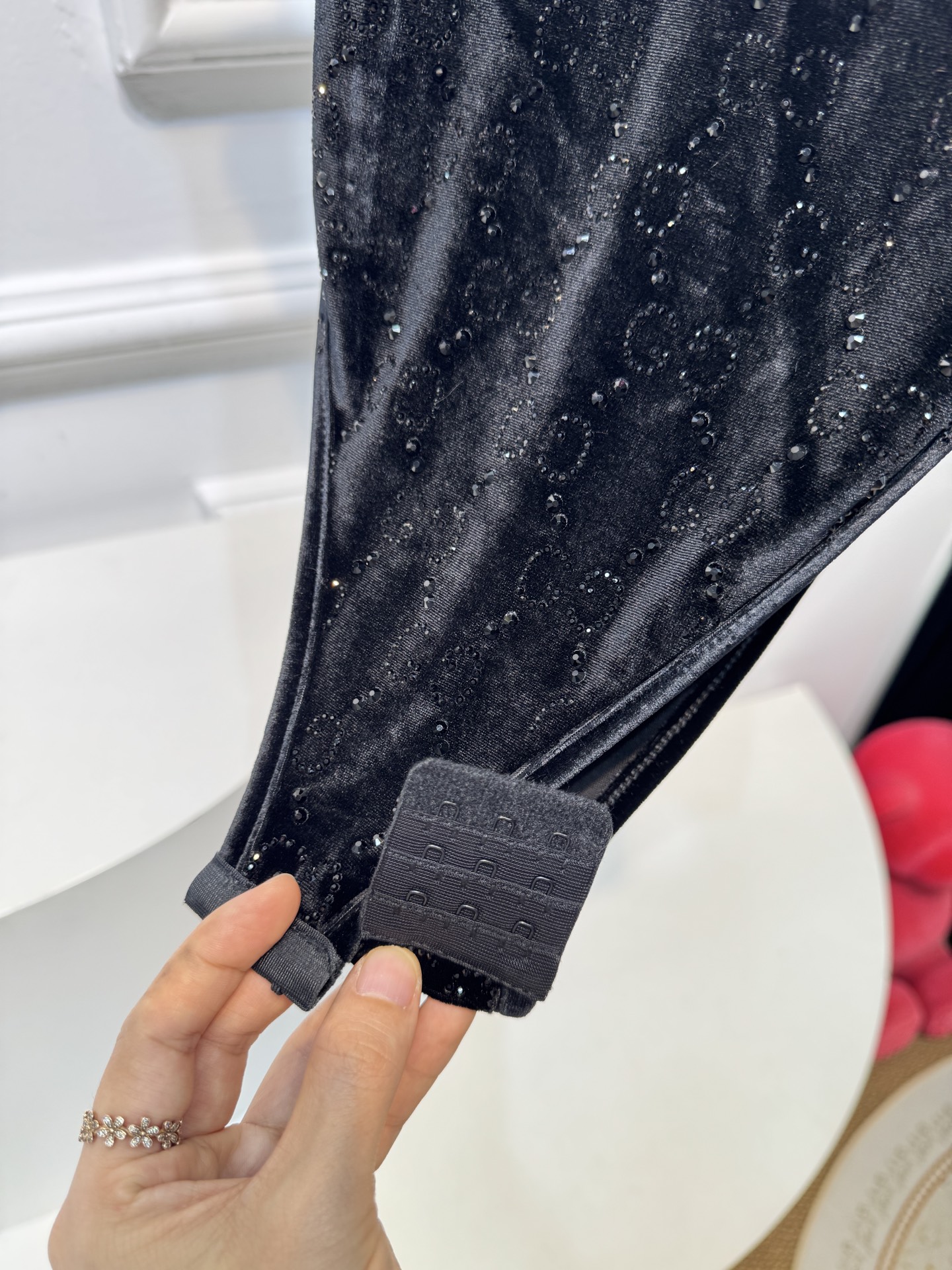 Gucc*GG水晶绳绒线连体衣，主体采用绳绒线丝绒面料，触感柔软且自带光泽感；衣身装饰有品牌经典的GG标