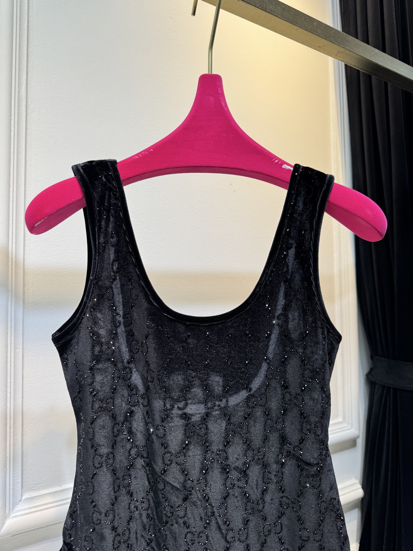 Gucc*GG水晶绳绒线连体衣，主体采用绳绒线丝绒面料，触感柔软且自带光泽感；衣身装饰有品牌经典的GG标