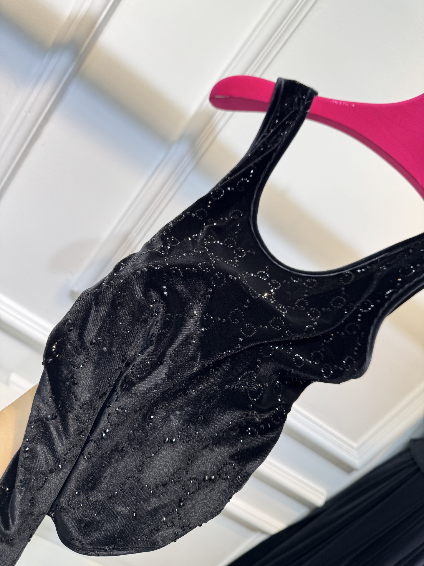 Gucc*GG水晶绳绒线连体衣，主体采用绳绒线丝绒面料，触感柔软且自带光泽感；衣身装饰有品牌经典的GG标