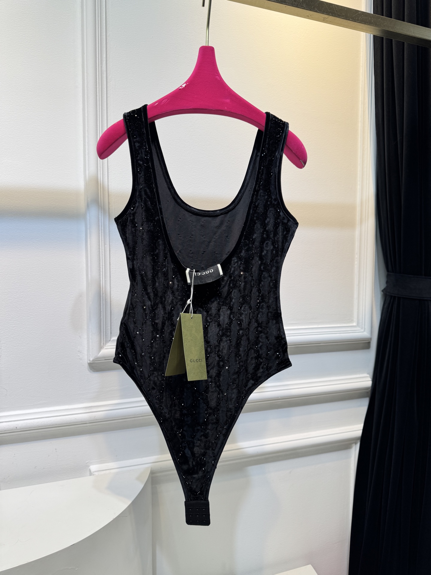 Gucc*GG水晶绳绒线连体衣，主体采用绳绒线丝绒面料，触感柔软且自带光泽感；衣身装饰有品牌经典的GG标