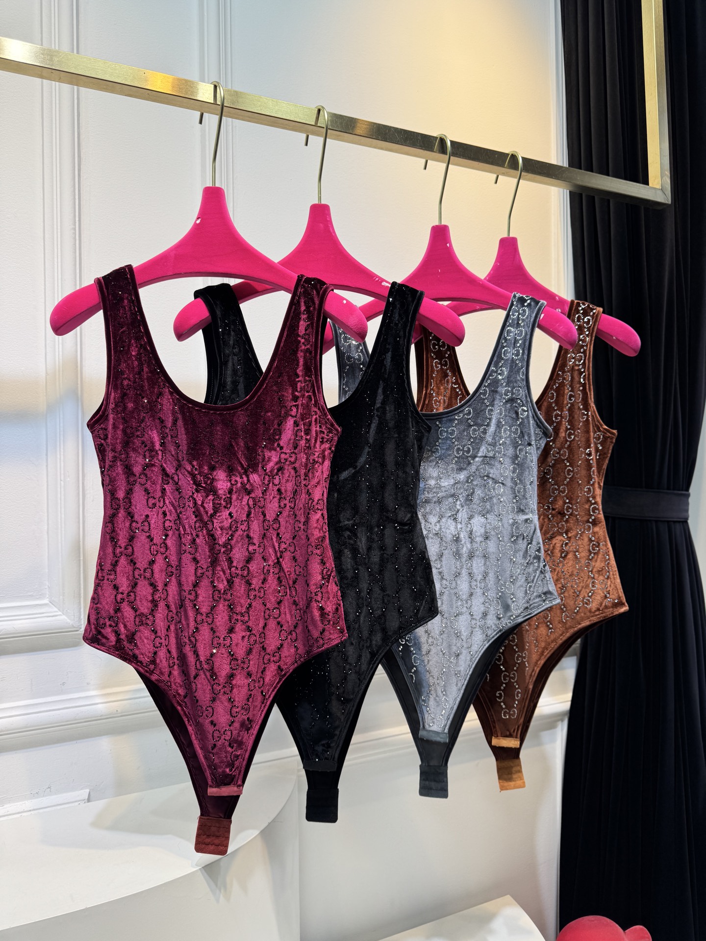 Gucc*GG水晶绳绒线连体衣，主体采用绳绒线丝绒面料，触感柔软且自带光泽感；衣身装饰有品牌经典的GG标