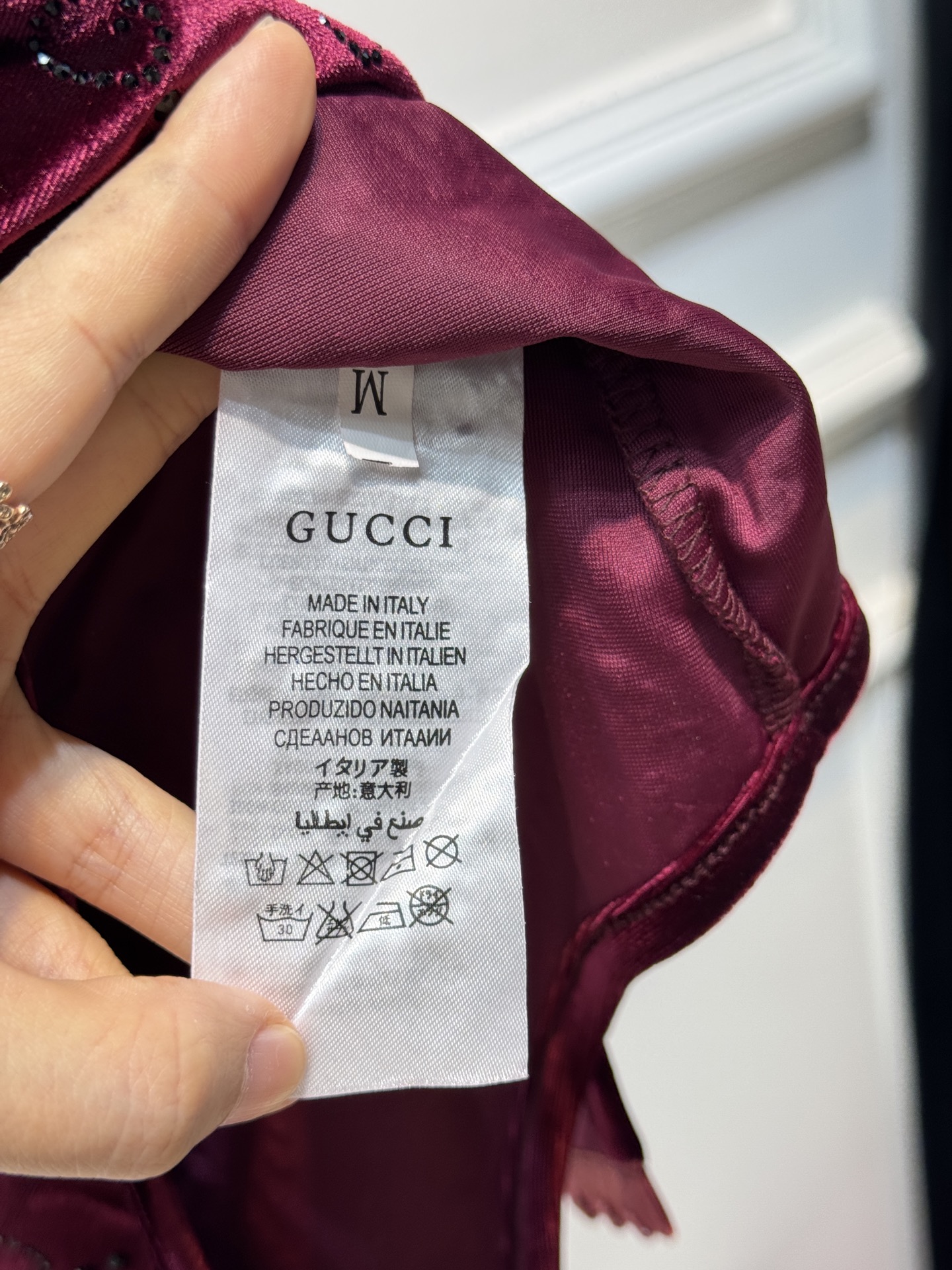 Gucc*GG水晶绳绒线连体衣，主体采用绳绒线丝绒面料，触感柔软且自带光泽感；衣身装饰有品牌经典的GG标