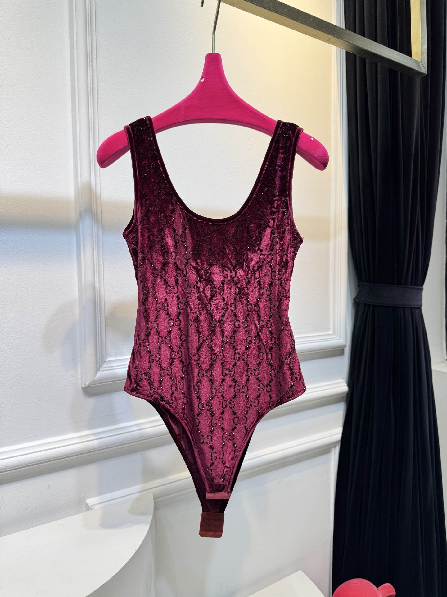 Gucc*GG水晶绳绒线连体衣，主体采用绳绒线丝绒面料，触感柔软且自带光泽感；衣身装饰有品牌经典的GG标