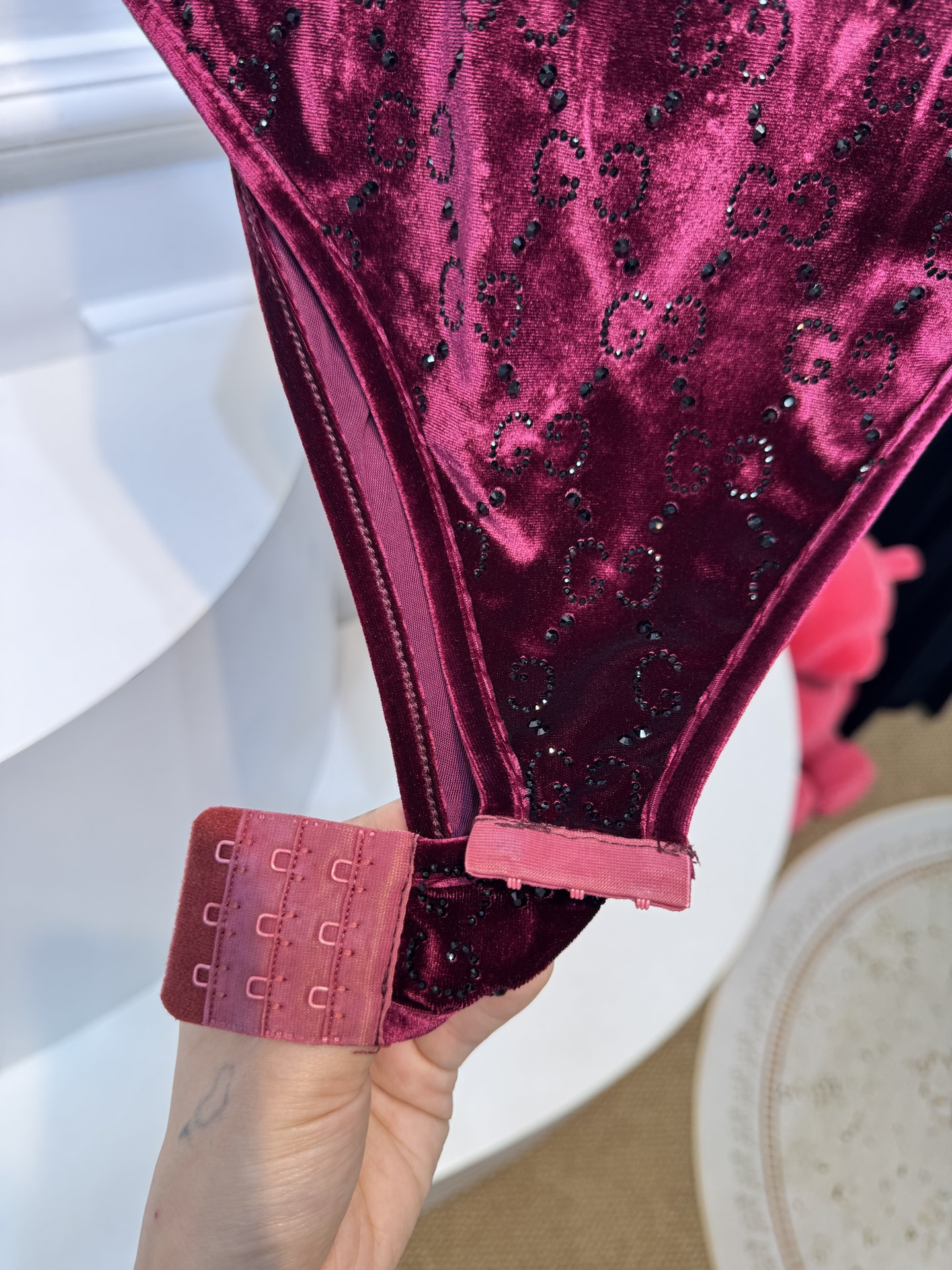 Gucc*GG水晶绳绒线连体衣，主体采用绳绒线丝绒面料，触感柔软且自带光泽感；衣身装饰有品牌经典的GG标