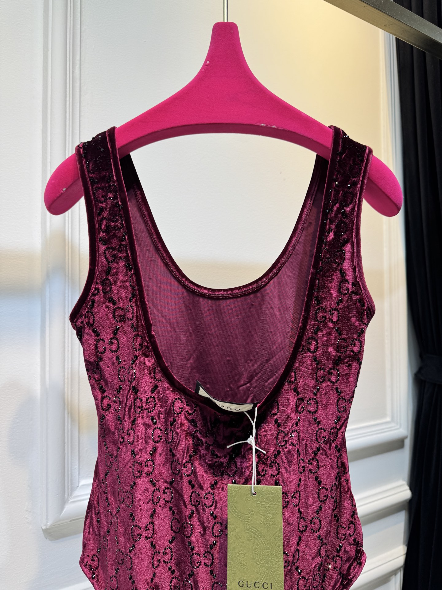 Gucc*GG水晶绳绒线连体衣，主体采用绳绒线丝绒面料，触感柔软且自带光泽感；衣身装饰有品牌经典的GG标